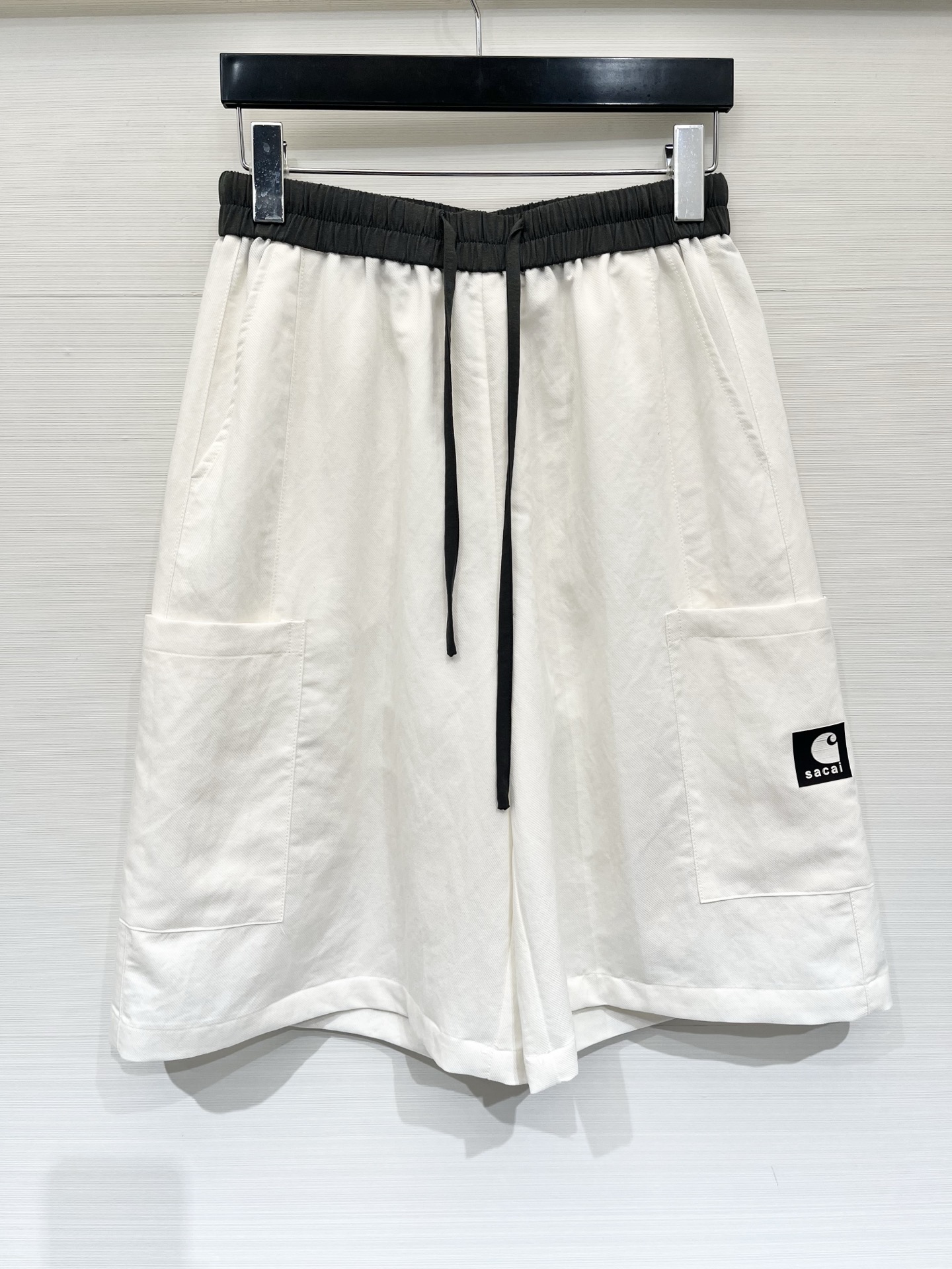 「Sacai 26夏季新款 工装五分短裤」自留百搭神裤，撞色拼接松紧腰，抽绳自带松弛感，双侧大贴袋工装版