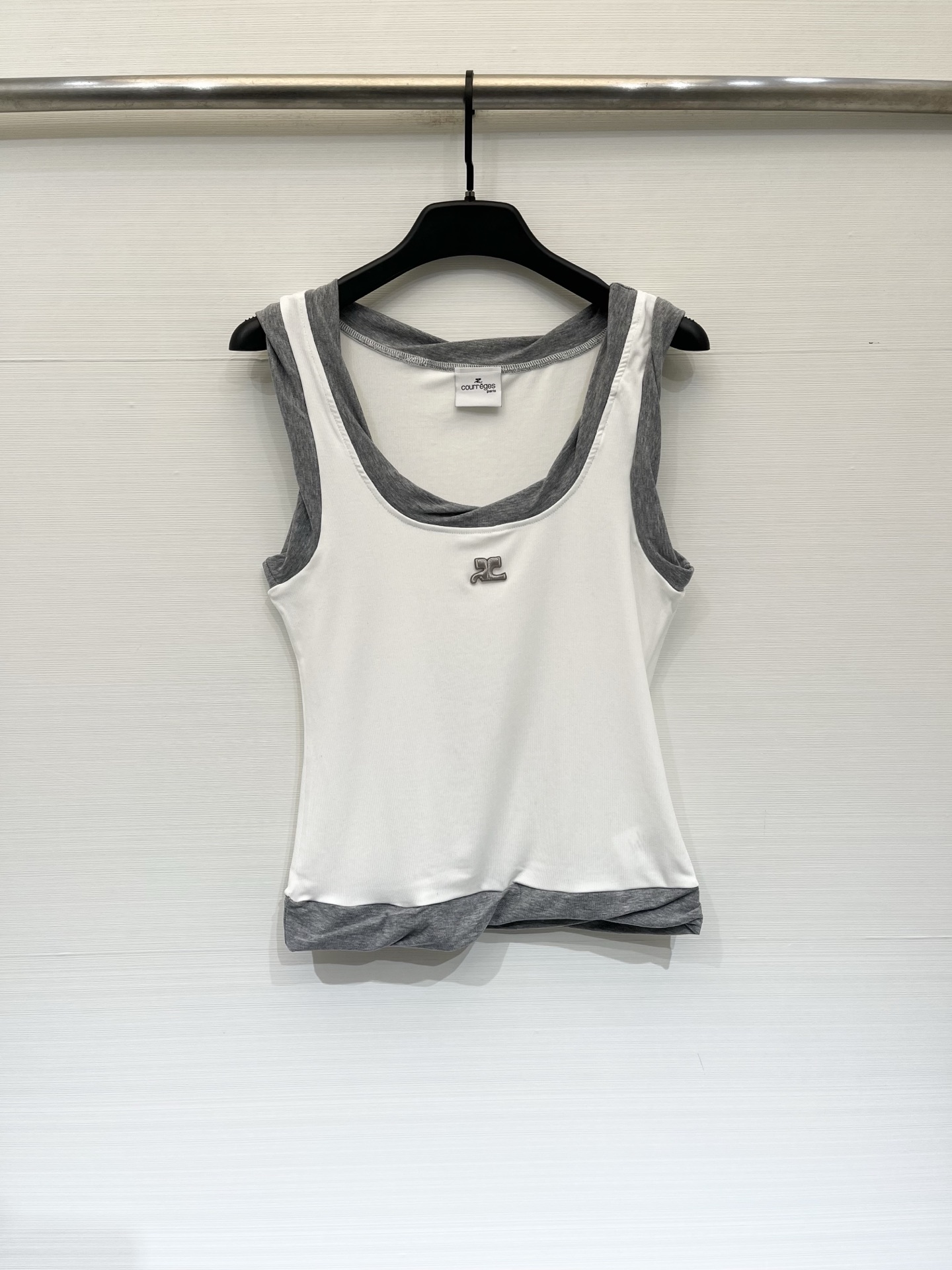 NO:890491,'Courreges 26 new summer style tie contrast vest' short slim fit, neat waist design, double-layer contrasting fake two-piece, white body + hemp gray binding splicing, shoulder straps, inner layer of swing collar, and hem twist are unified in gray, with a sense of layering, three-dimensional silver-gray embroidered logo on the chest, refreshing to wear alone, outer suits, knitted cardigans, and vests to create a full atmosphere. Size SM, suitbusiness,19860909「Courreges 26夏季新款 纽带撞色背心」 短款修身剪裁,利落收腰版型,双层撞色假两件,白色主体+麻灰包边拼接,肩带、荡领内层、下摆扭结处统一灰色,自带层次感,胸口立体银灰刺绣Logo,单穿清爽,外搭西装、针织开衫、马甲氛围感拉满 码数SM,,business suit,,Women's clothing