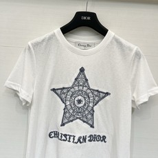 「Dior 26夏季新款 五角星绣花T恤」蓝线银丝绣花LOGO,经典高级工艺,正肩圆领短袖,轻薄透气水洗 「Dior 26夏季新款 五角星绣花T恤」蓝线银丝绣花LOGO,经典高级工艺,正肩圆领短袖,轻薄透气水洗
