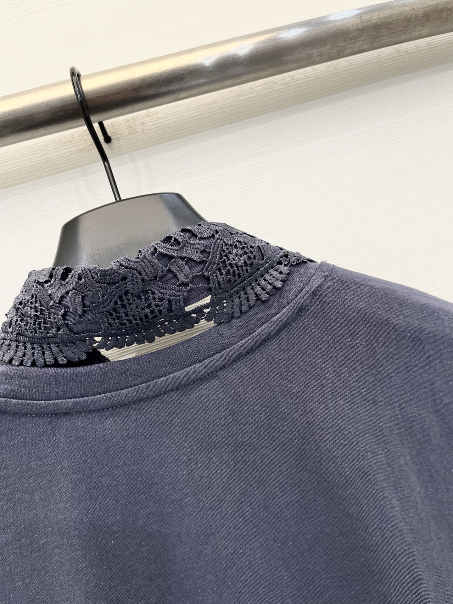 「R13 26夏季新款 🉑拆卸蕾丝Polo领短袖T恤」软糯珠地棉透气舒服，🉑拆卸精致镂空钩花蕾丝翻领，温