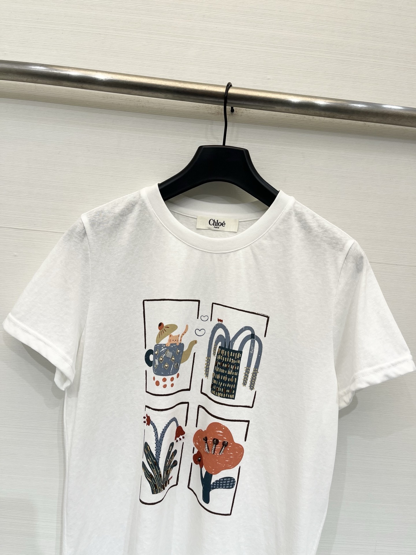 「Chloé 26夏季新款 手绘插画短袖T恤」柔和水洗棉面料，手感软糯透气，微宽松直筒剪裁，胸前四宫格手