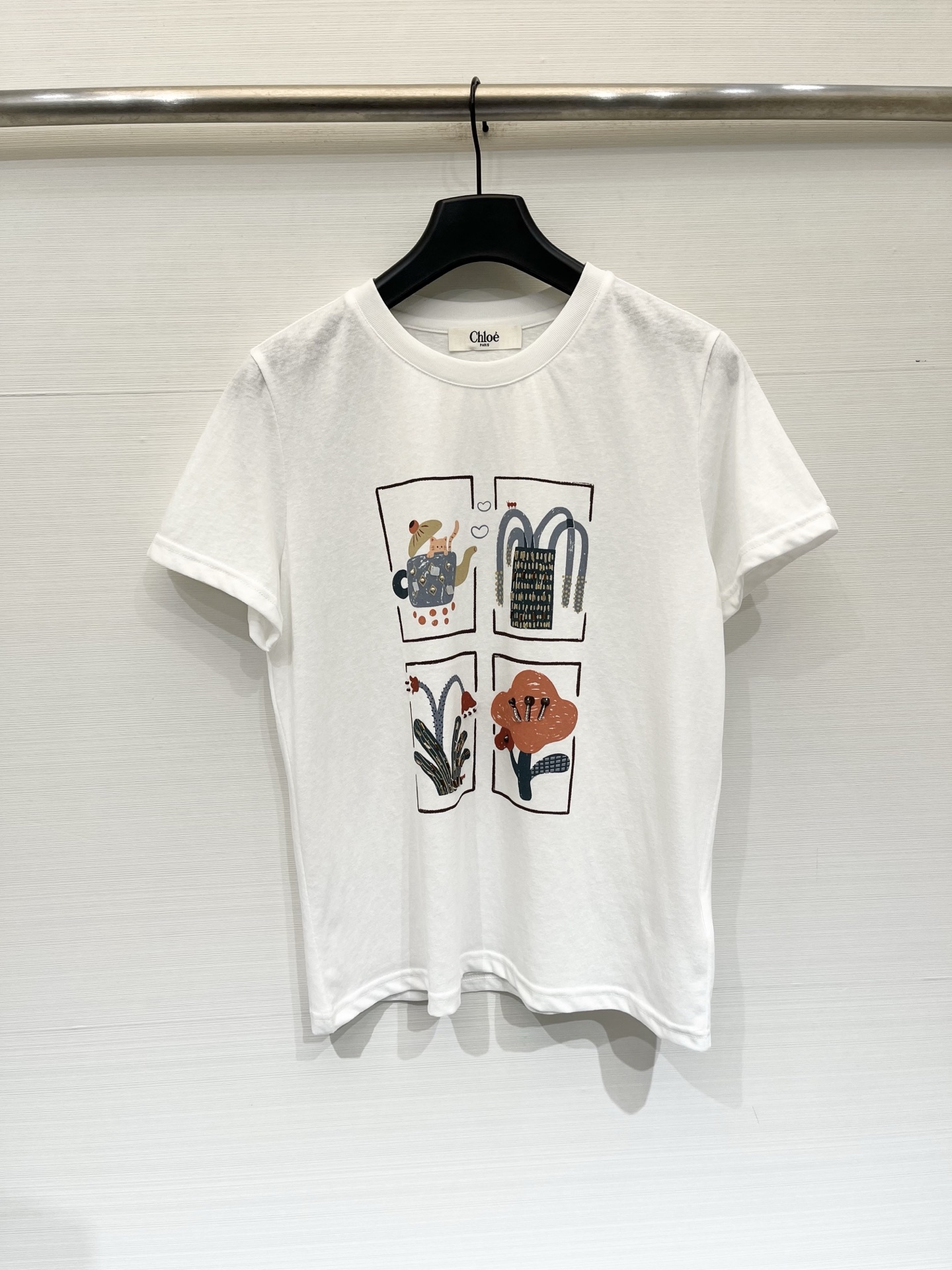 「Chloé 26夏季新款 手绘插画短袖T恤」柔和水洗棉面料，手感软糯透气，微宽松直筒剪裁，胸前四宫格手