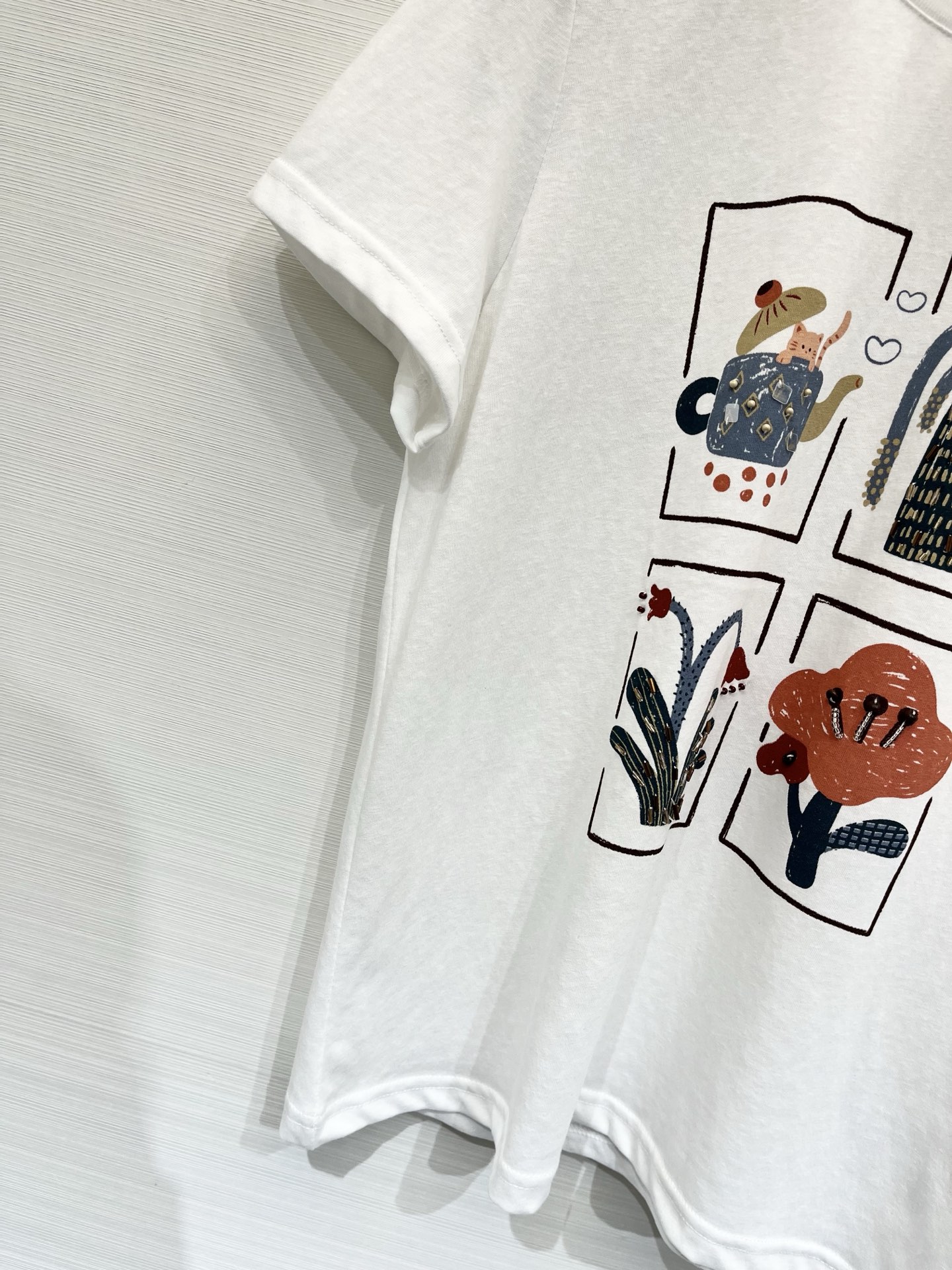 「Chloé 26夏季新款 手绘插画短袖T恤」柔和水洗棉面料，手感软糯透气，微宽松直筒剪裁，胸前四宫格手