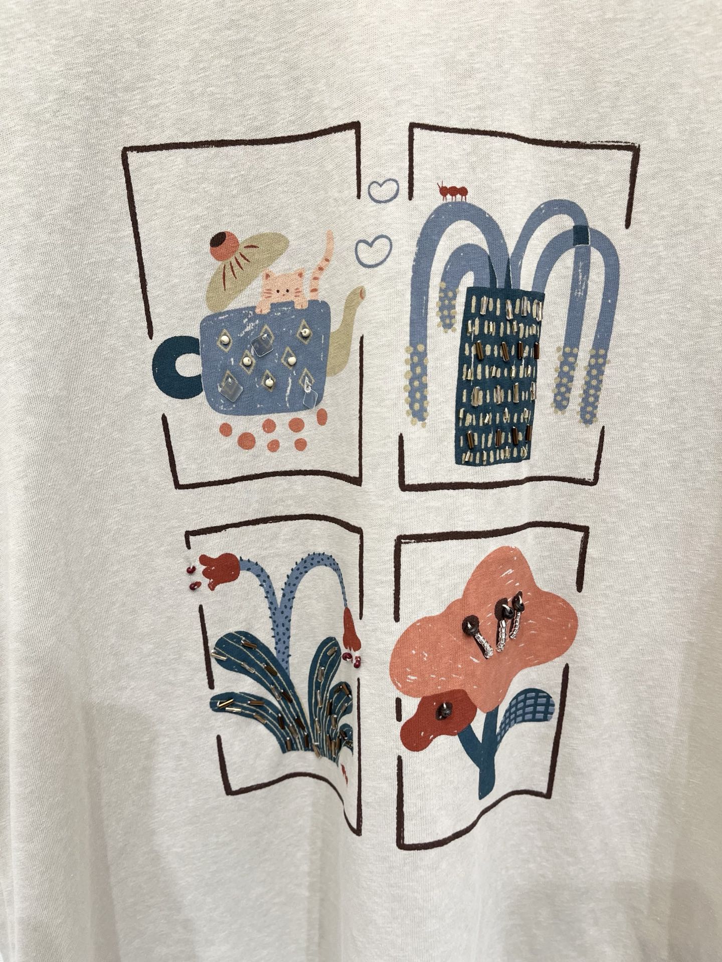「Chloé 26夏季新款 手绘插画短袖T恤」柔和水洗棉面料，手感软糯透气，微宽松直筒剪裁，胸前四宫格手