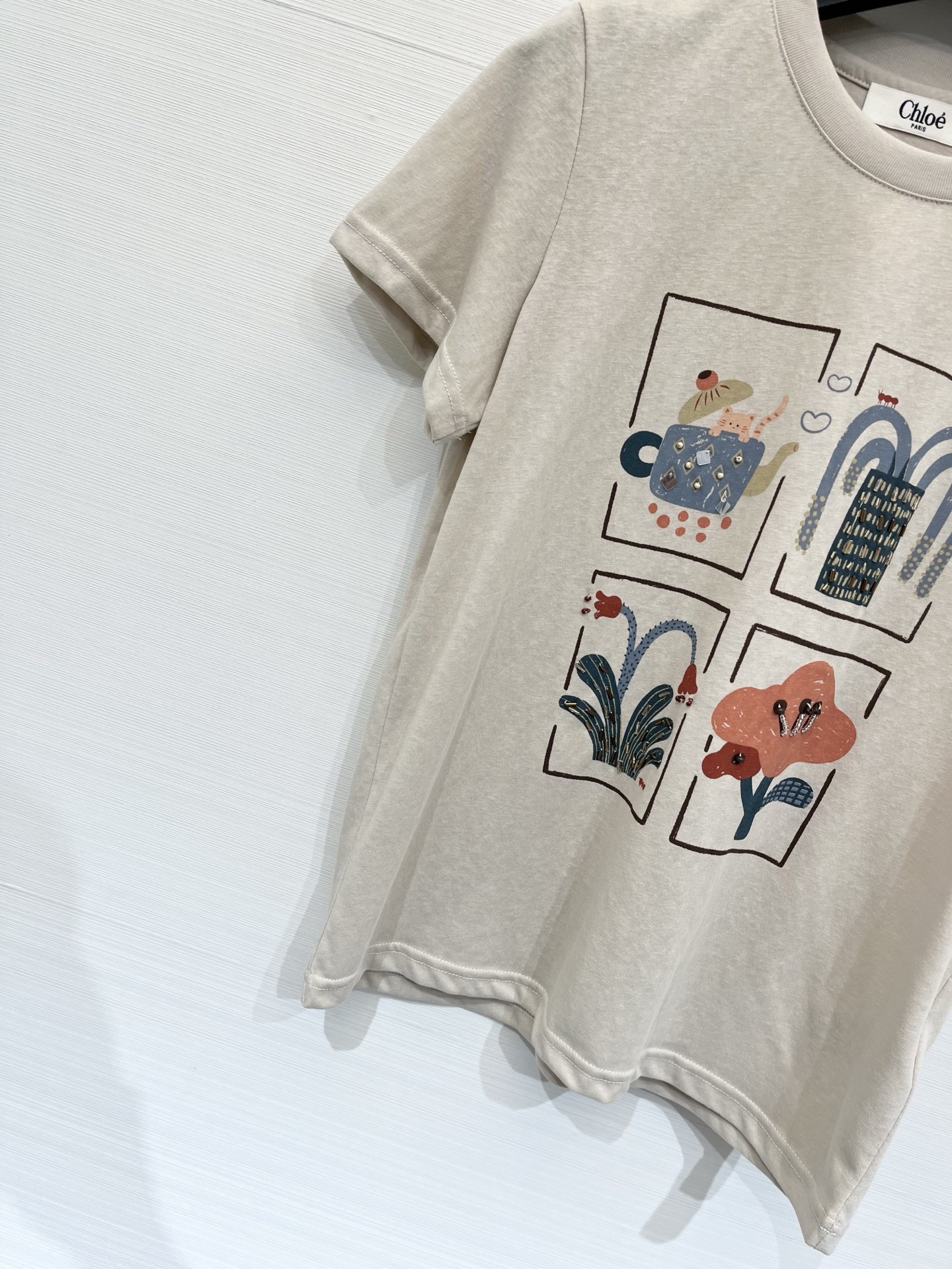 「Chloé 26夏季新款 手绘插画短袖T恤」柔和水洗棉面料，手感软糯透气，微宽松直筒剪裁，胸前四宫格手
