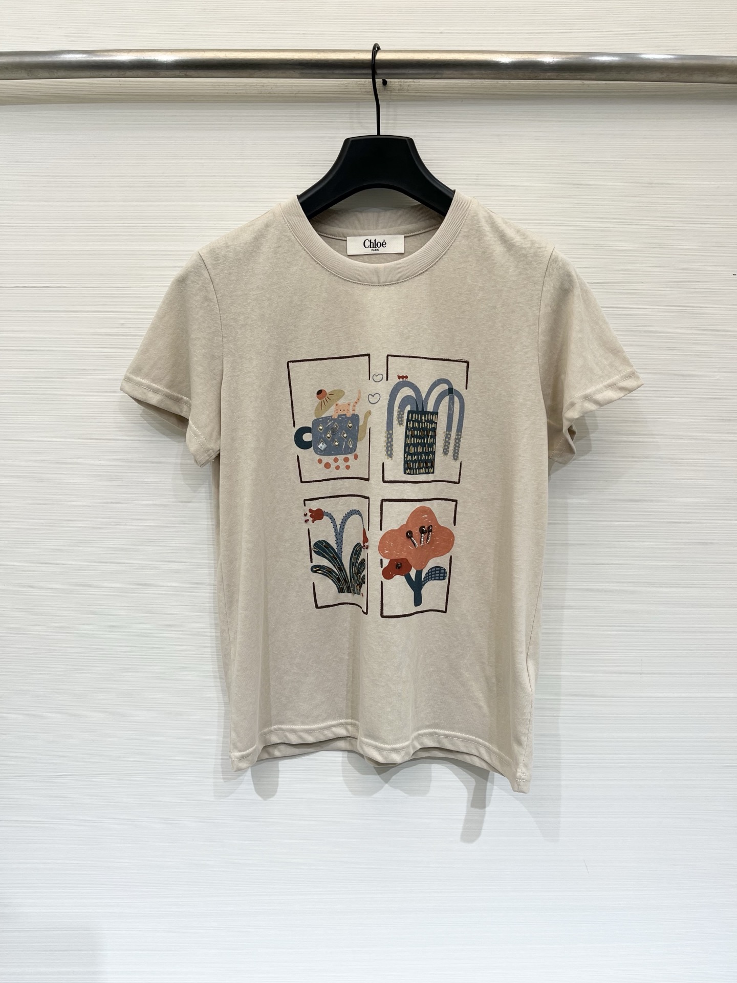 「Chloé 26夏季新款 手绘插画短袖T恤」柔和水洗棉面料，手感软糯透气，微宽松直筒剪裁，胸前四宫格手