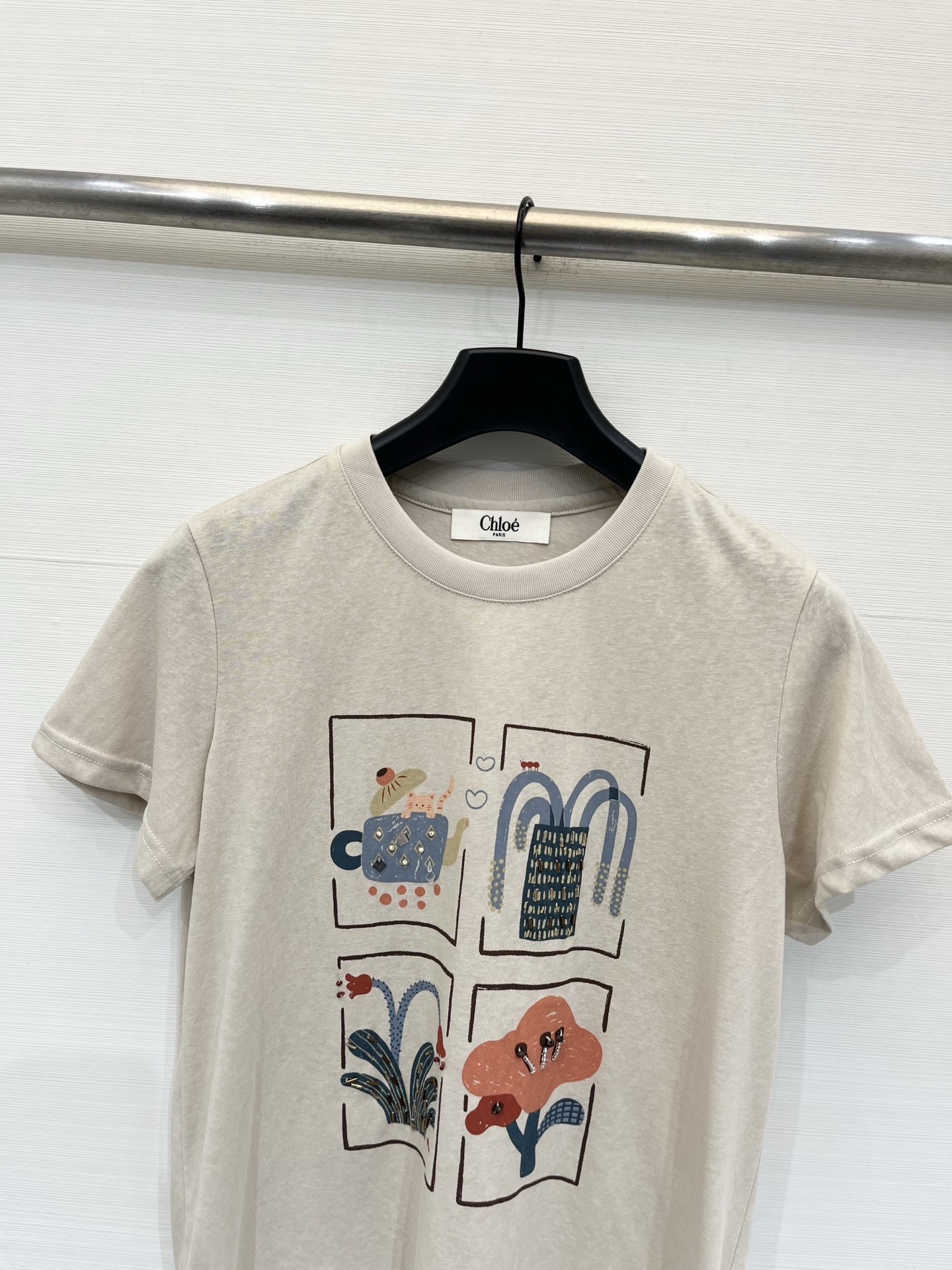 「Chloé 26夏季新款 手绘插画短袖T恤」柔和水洗棉面料，手感软糯透气，微宽松直筒剪裁，胸前四宫格手