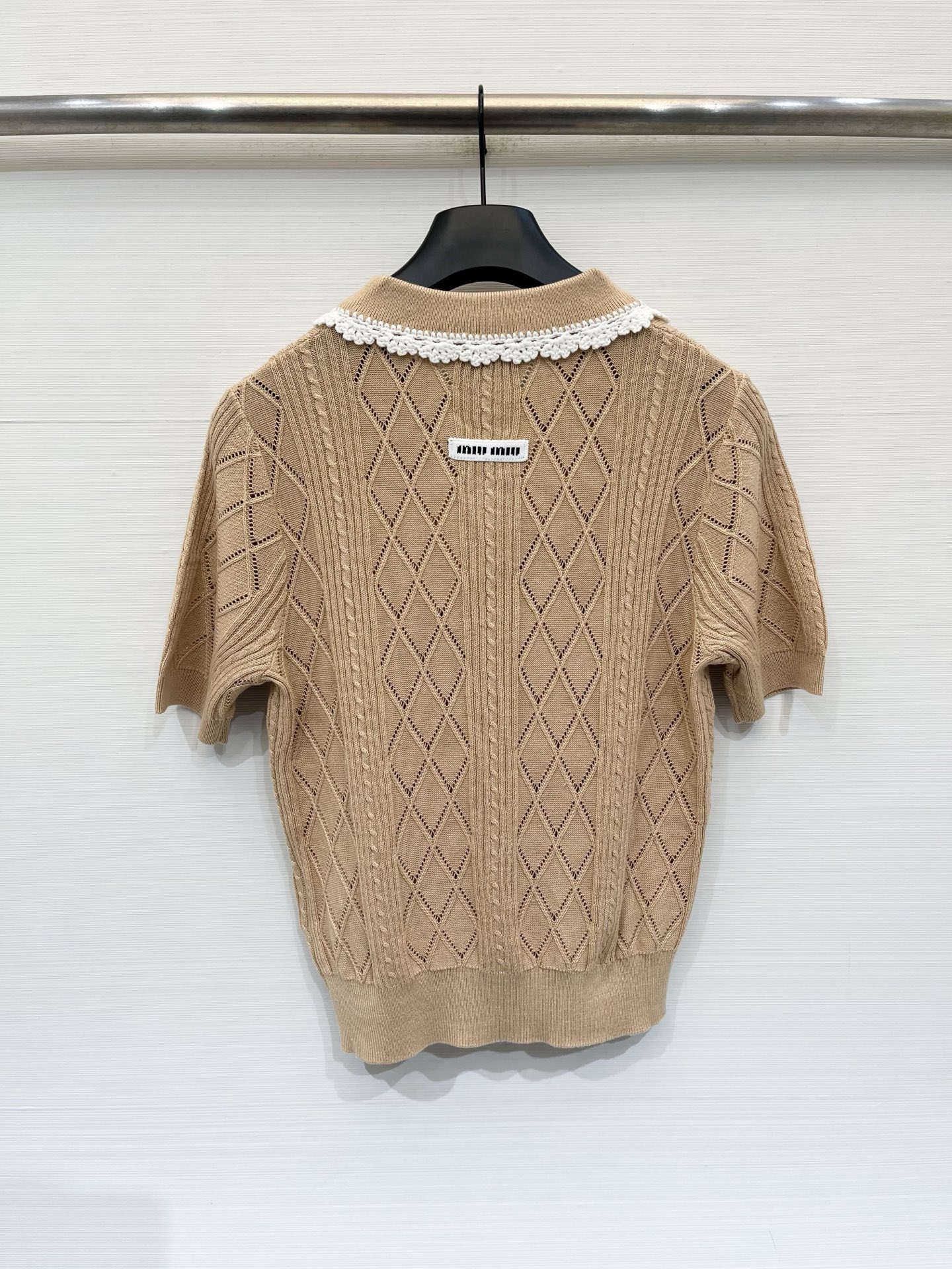 「MIUMI* 26夏季新款 镂空Polo领短袖」Logo图案修饰点缀 上身高级氛围感🈵️🈵️ 两色SM