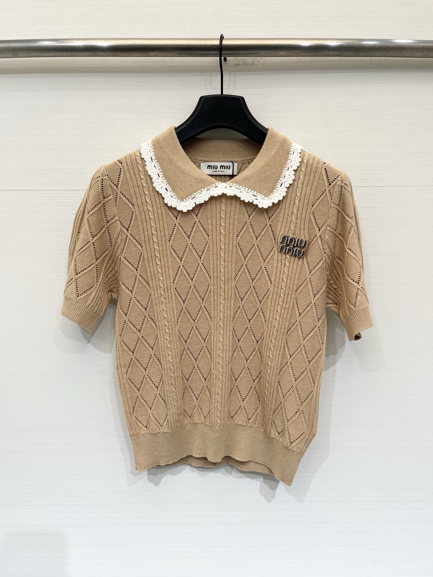 「MIUMI* 26夏季新款 镂空Polo领短袖」Logo图案修饰点缀 上身高级氛围感🈵️🈵️ 两色SM