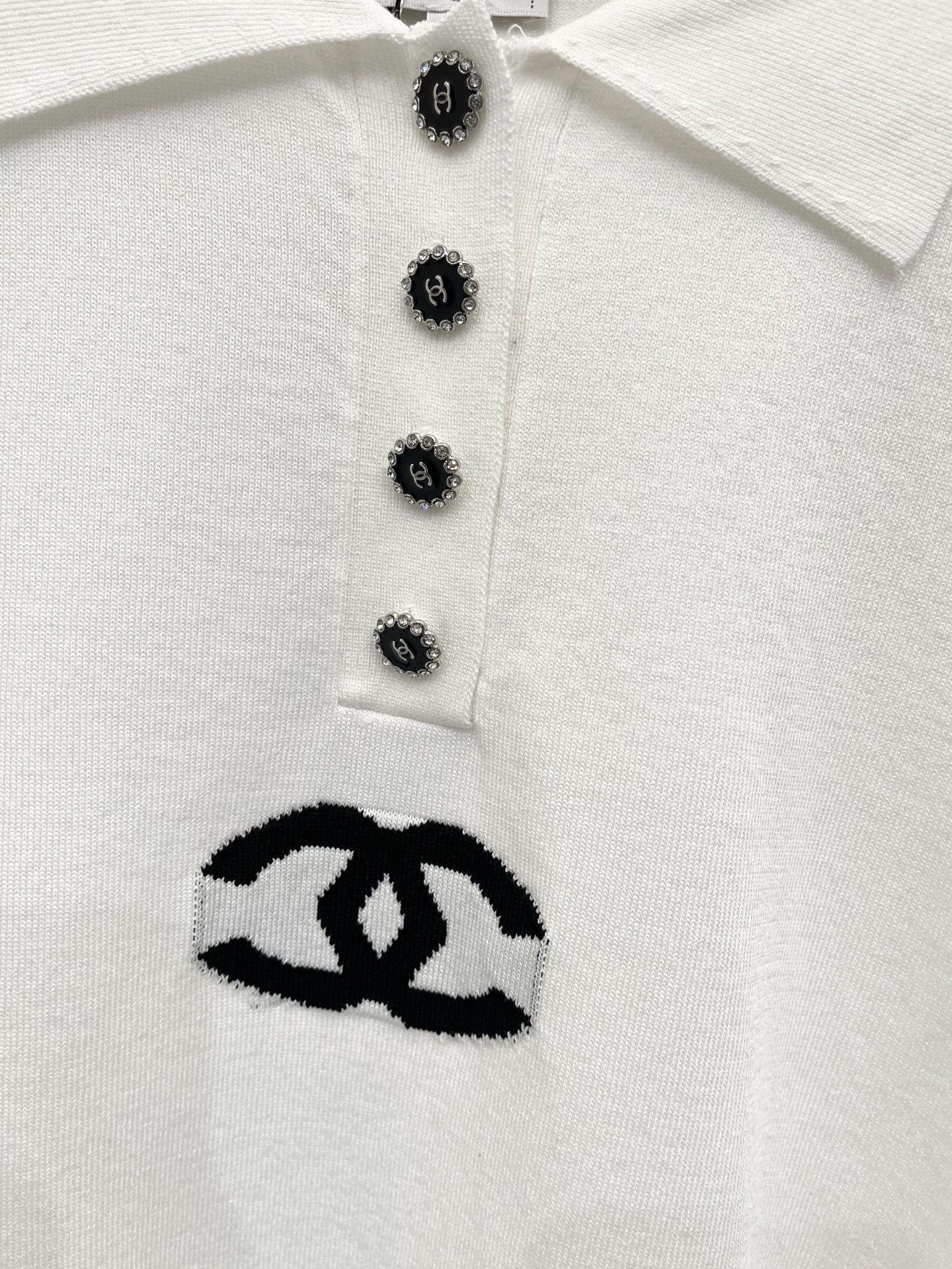 CHANEL 26夏季新款 Polo领短袖款 logo图案修饰点缀 上身高级氛围感🈵️🈵️ 两色SML