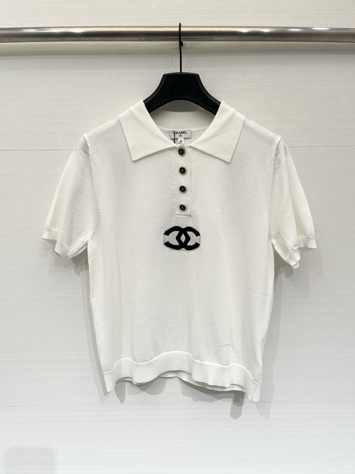 CHANEL 26夏季新款 Polo领短袖款 logo图案修饰点缀 上身高级氛围感🈵️🈵️ 两色SML