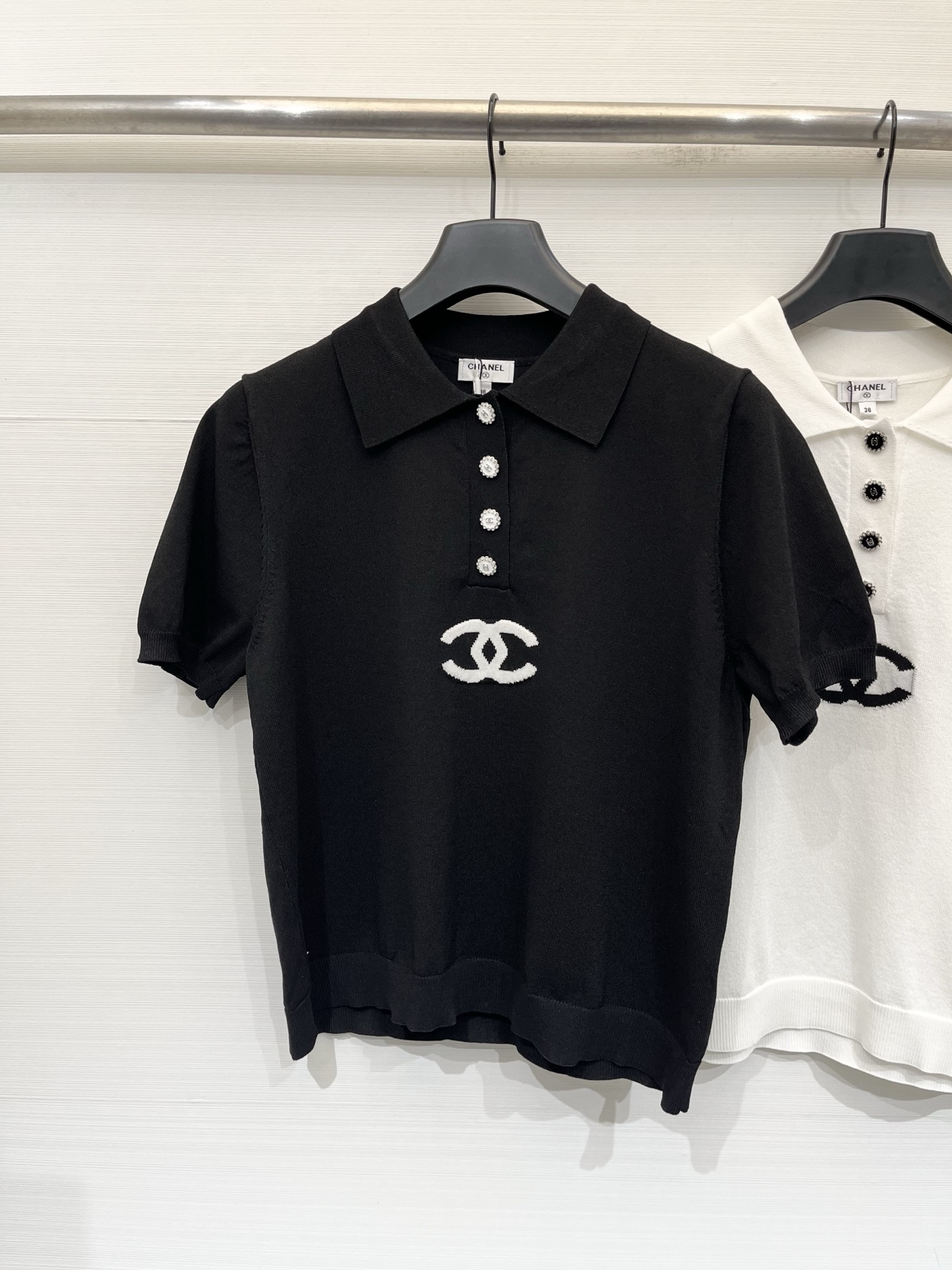 CHANEL 26夏季新款 Polo领短袖款 logo图案修饰点缀 上身高级氛围感🈵️🈵️ 两色SML