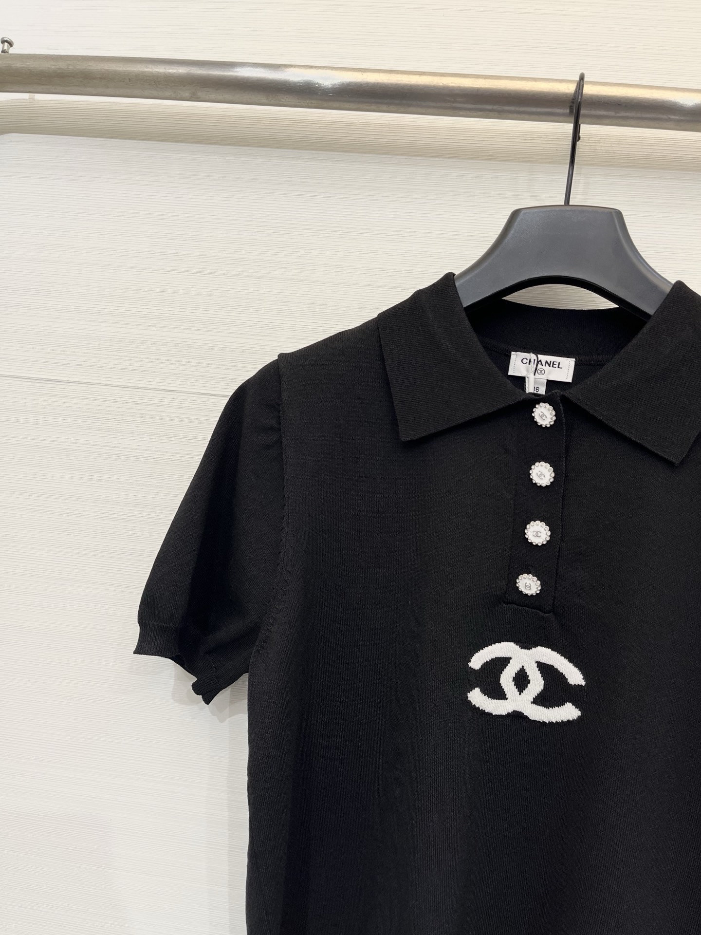CHANEL 26夏季新款 Polo领短袖款 logo图案修饰点缀 上身高级氛围感🈵️🈵️ 两色SML