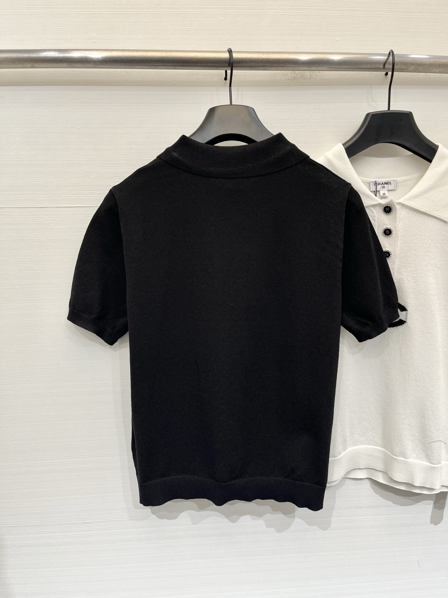 CHANEL 26夏季新款 Polo领短袖款 logo图案修饰点缀 上身高级氛围感🈵️🈵️ 两色SML
