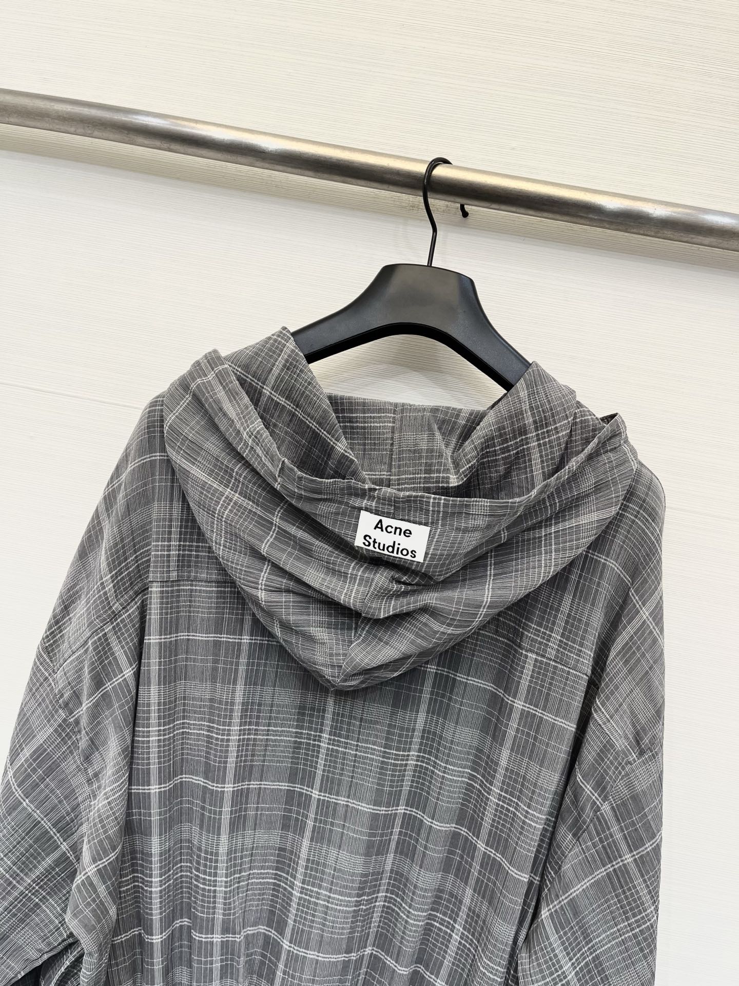「AcneStudios 格纹抽绳短款连帽防晒长袖」 超薄质感，短款宽松落肩版型，慵懒松弛的休闲风，下摆