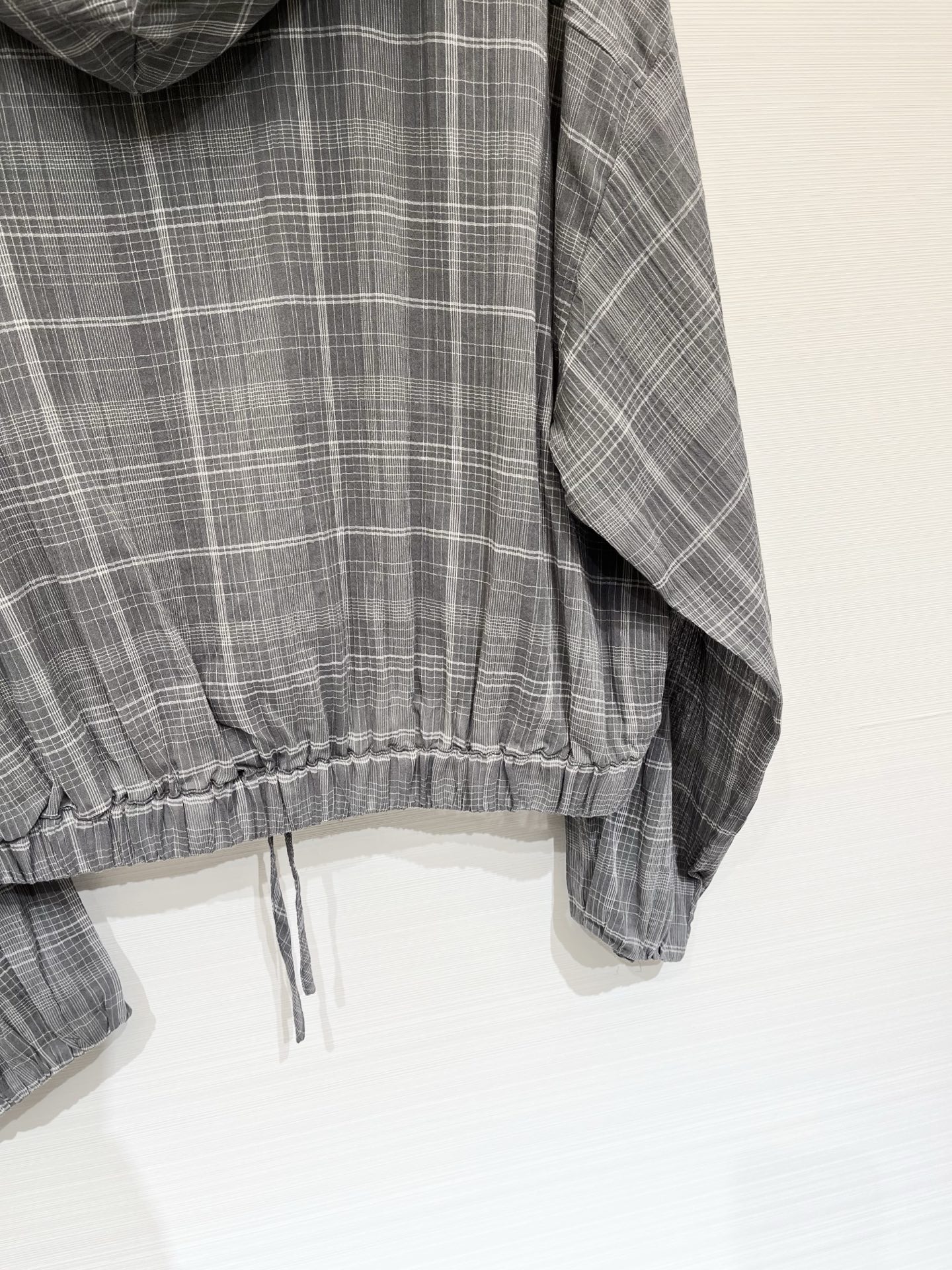 「AcneStudios 格纹抽绳短款连帽防晒长袖」 超薄质感，短款宽松落肩版型，慵懒松弛的休闲风，下摆