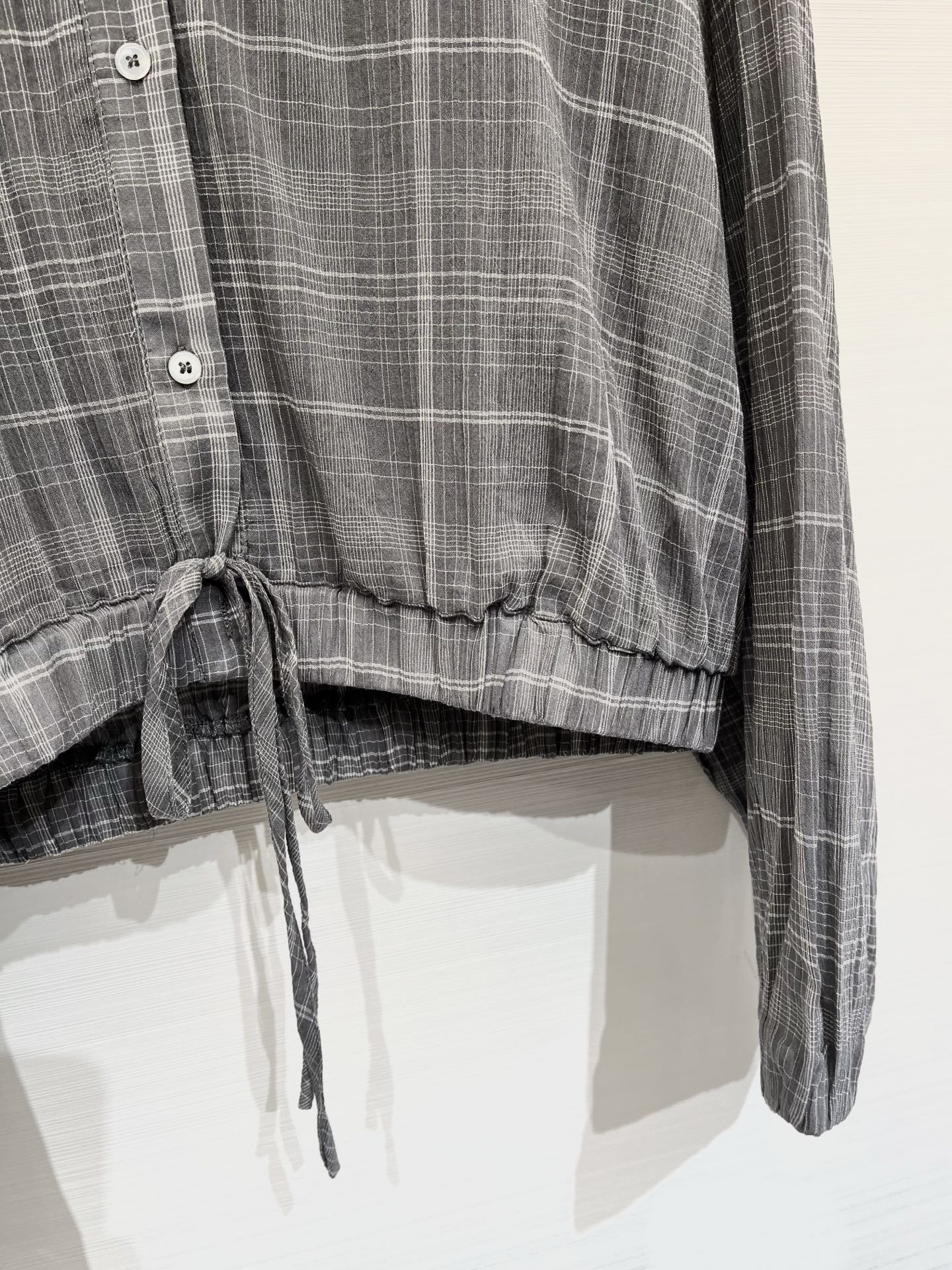 「AcneStudios 格纹抽绳短款连帽防晒长袖」 超薄质感，短款宽松落肩版型，慵懒松弛的休闲风，下摆