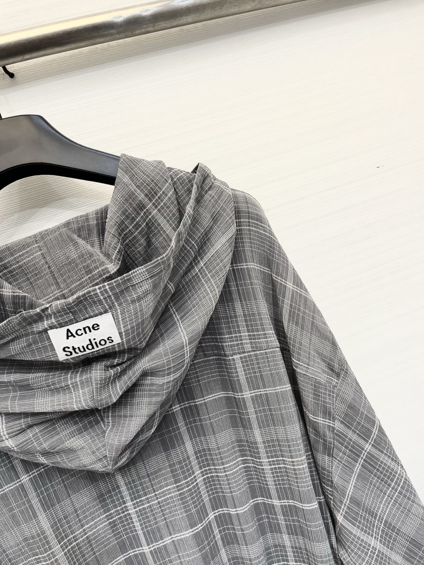 「AcneStudios 格纹抽绳短款连帽防晒长袖」 超薄质感，短款宽松落肩版型，慵懒松弛的休闲风，下摆
