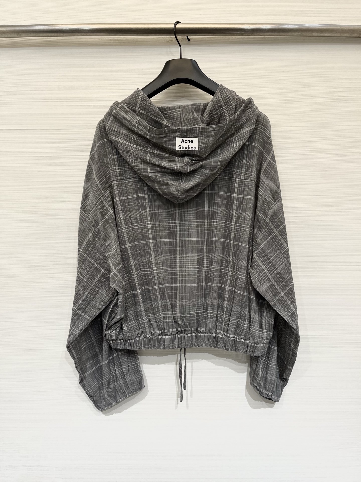 「AcneStudios 格纹抽绳短款连帽防晒长袖」 超薄质感，短款宽松落肩版型，慵懒松弛的休闲风，下摆