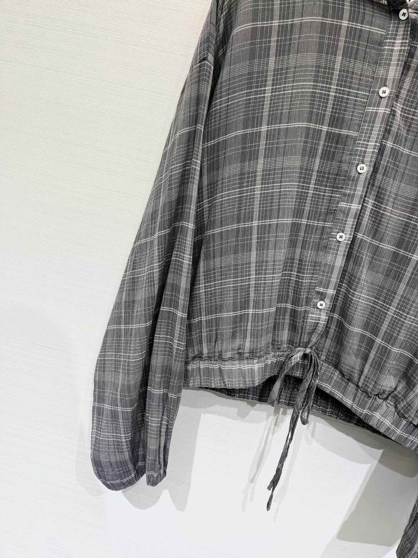 「AcneStudios 格纹抽绳短款连帽防晒长袖」 超薄质感，短款宽松落肩版型，慵懒松弛的休闲风，下摆