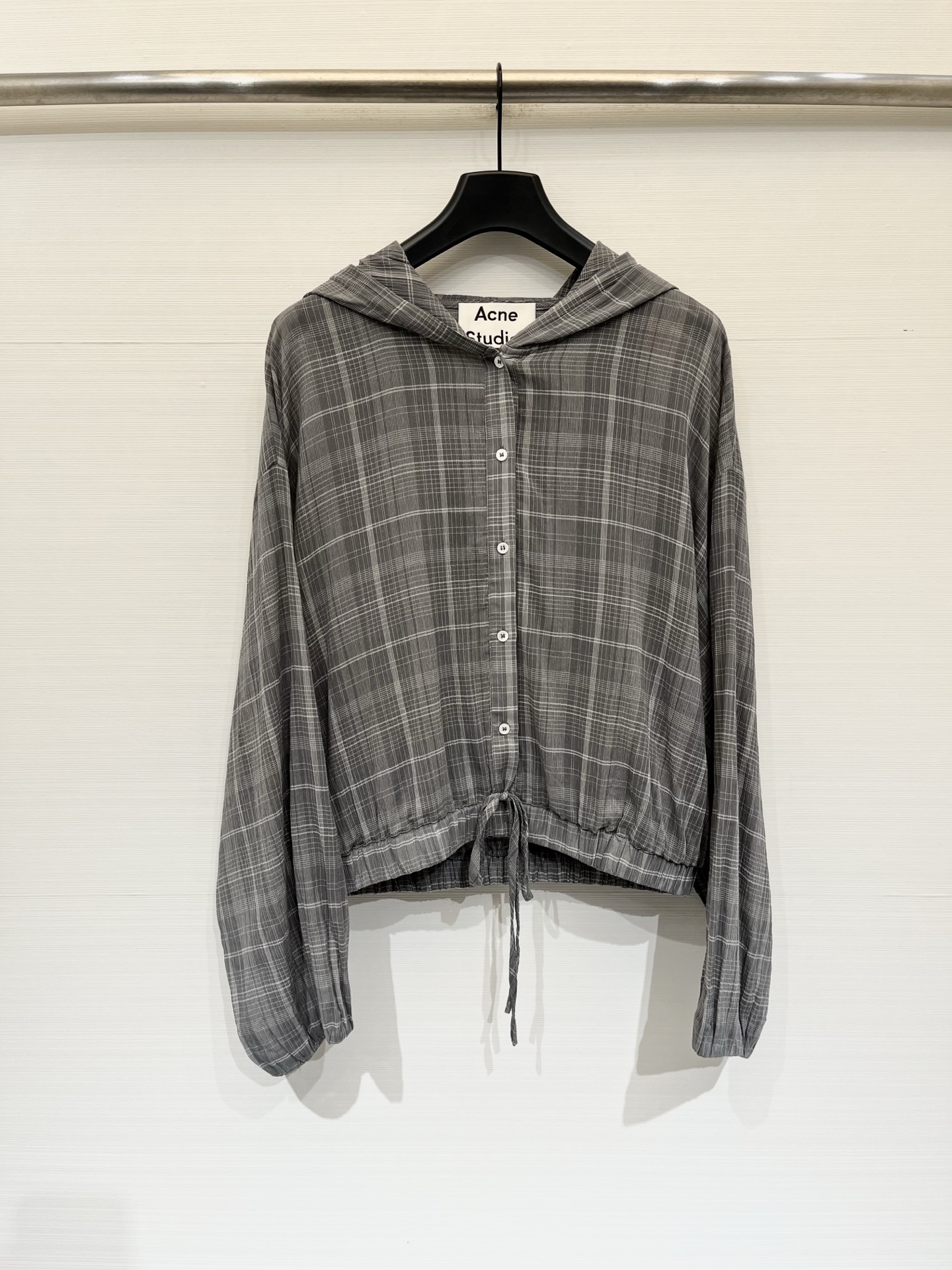 「AcneStudios 格纹抽绳短款连帽防晒长袖」 超薄质感，短款宽松落肩版型，慵懒松弛的休闲风，下摆