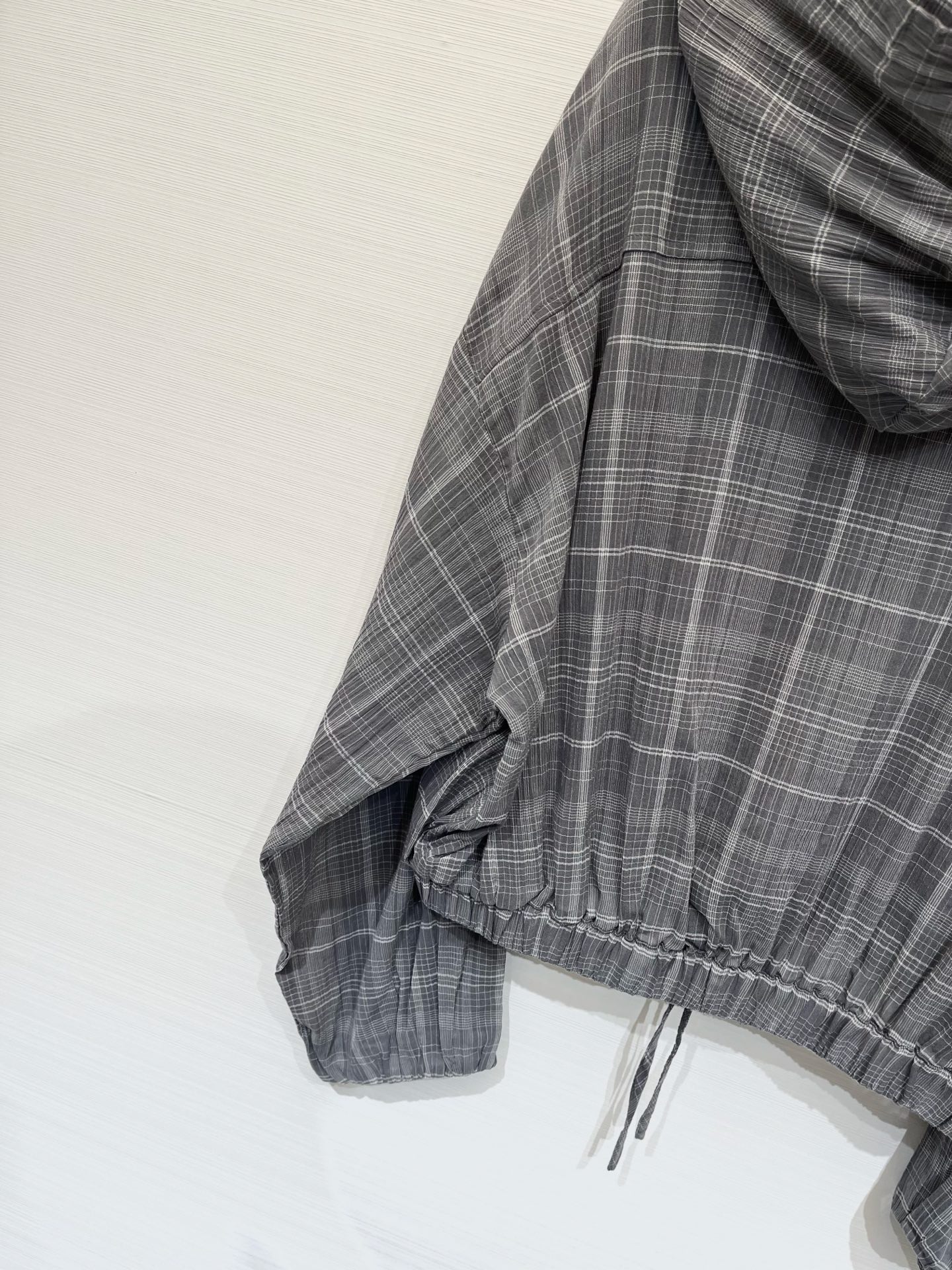 「AcneStudios 格纹抽绳短款连帽防晒长袖」 超薄质感，短款宽松落肩版型，慵懒松弛的休闲风，下摆