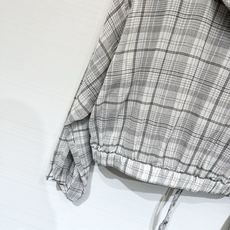 「AcneStudios 格纹抽绳短款连帽防晒长袖」 超薄质感,短款宽松落肩版型,慵懒松弛的休闲风,下摆 「AcneStudios 格纹抽绳短款连帽防晒长袖」 超薄质感,短款宽松落肩版型,慵懒松弛的休闲风,下摆