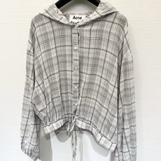 「AcneStudios 格纹抽绳短款连帽防晒长袖」 超薄质感,短款宽松落肩版型,慵懒松弛的休闲风,下摆 「AcneStudios 格纹抽绳短款连帽防晒长袖」 超薄质感,短款宽松落肩版型,慵懒松弛的休闲风,下摆