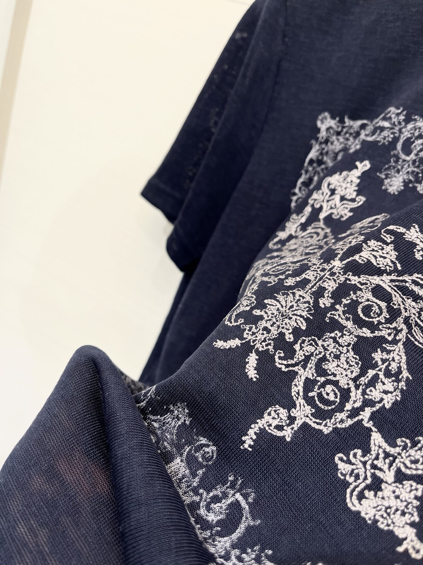 「Dior 26夏季新款 绣花丛林Logo短袖T恤」针织棉面料，经典圆领常规版，背后刺绣小蜜蜂设计，通勤