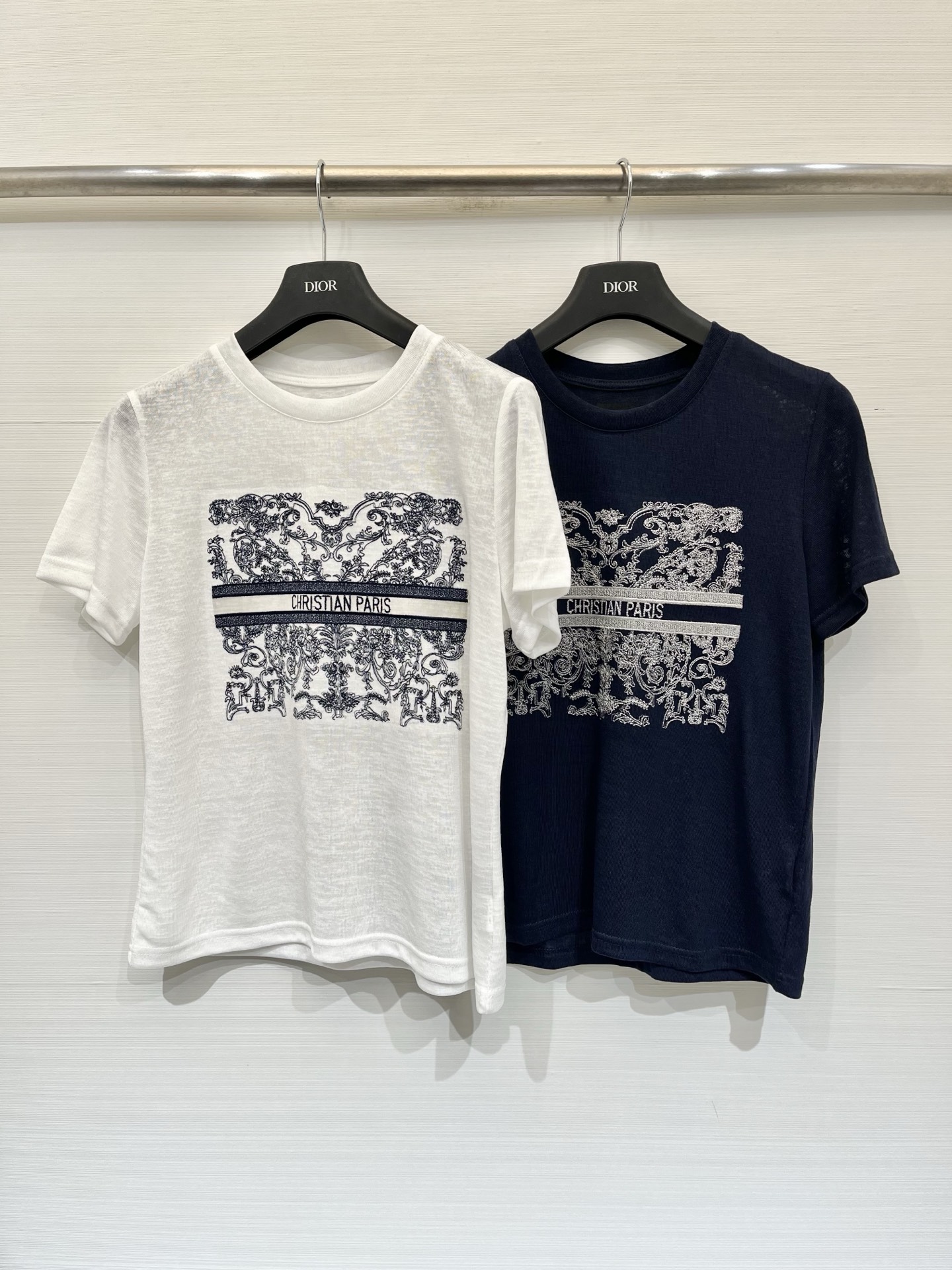 「Dior 26夏季新款 绣花丛林Logo短袖T恤」针织棉面料，经典圆领常规版，背后刺绣小蜜蜂设计，通勤