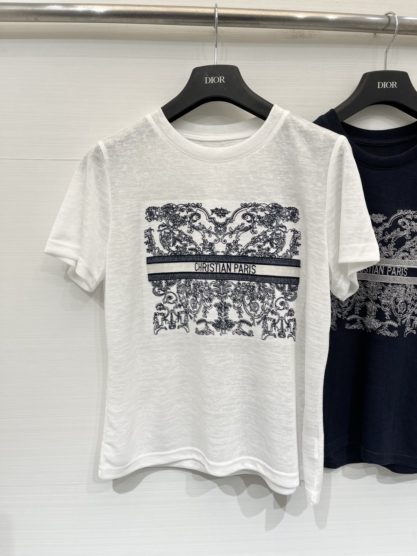 「Dior 26夏季新款 绣花丛林Logo短袖T恤」针织棉面料，经典圆领常规版，背后刺绣小蜜蜂设计，通勤