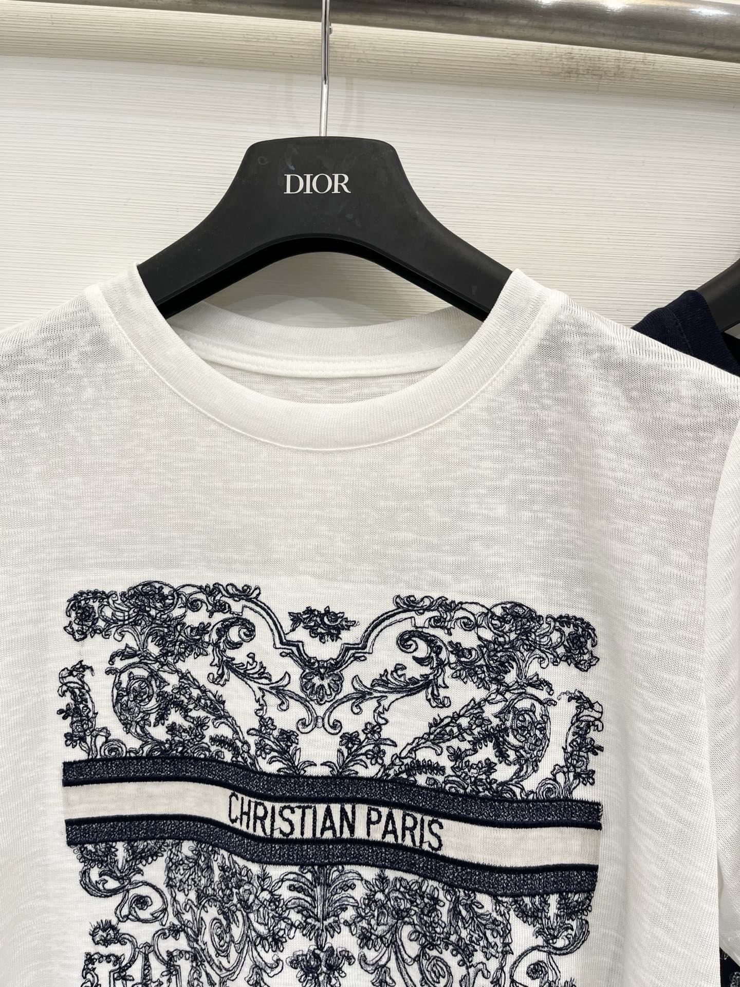 「Dior 26夏季新款 绣花丛林Logo短袖T恤」针织棉面料，经典圆领常规版，背后刺绣小蜜蜂设计，通勤
