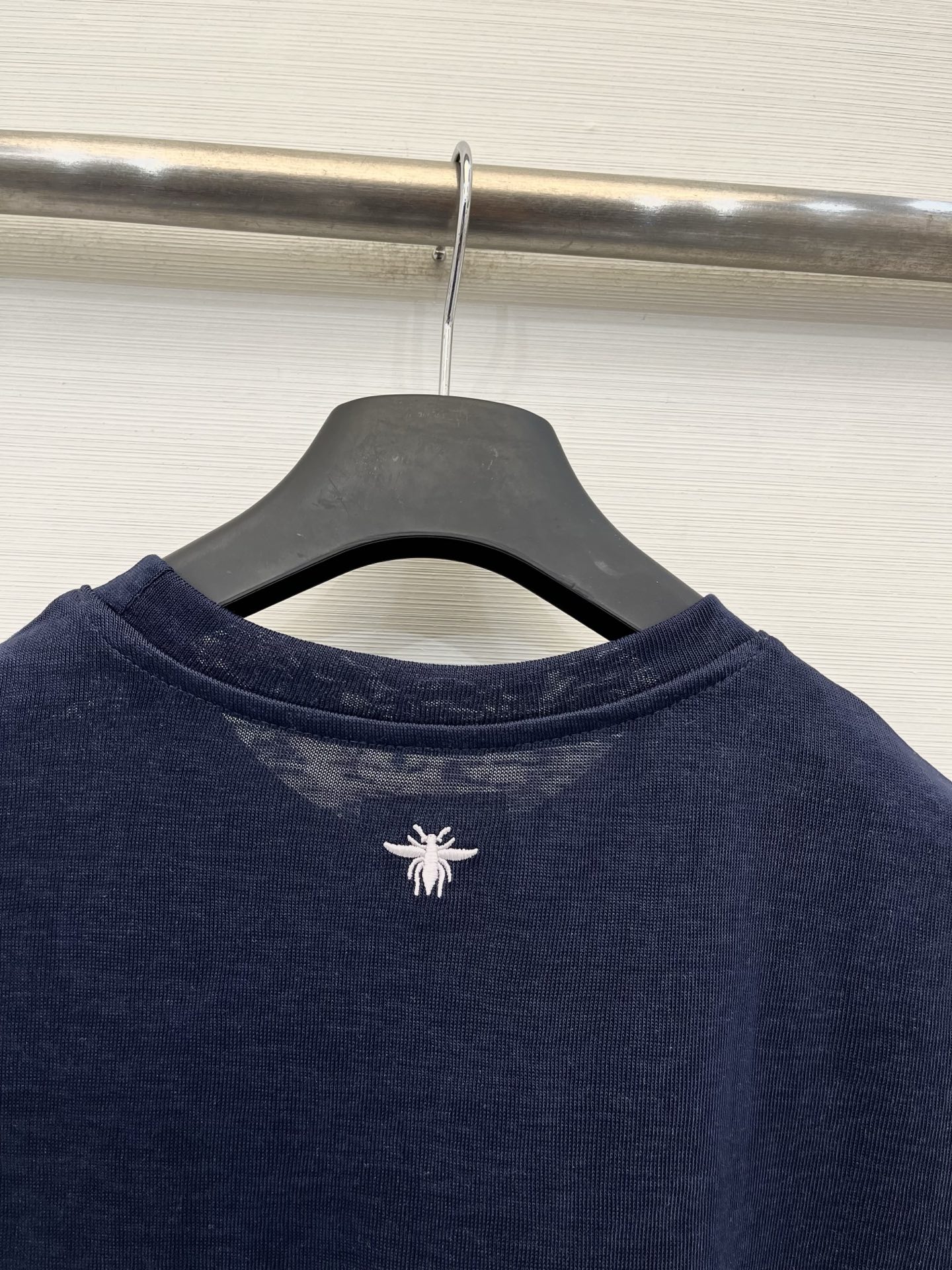 「Dior 26夏季新款 绣花丛林Logo短袖T恤」针织棉面料，经典圆领常规版，背后刺绣小蜜蜂设计，通勤