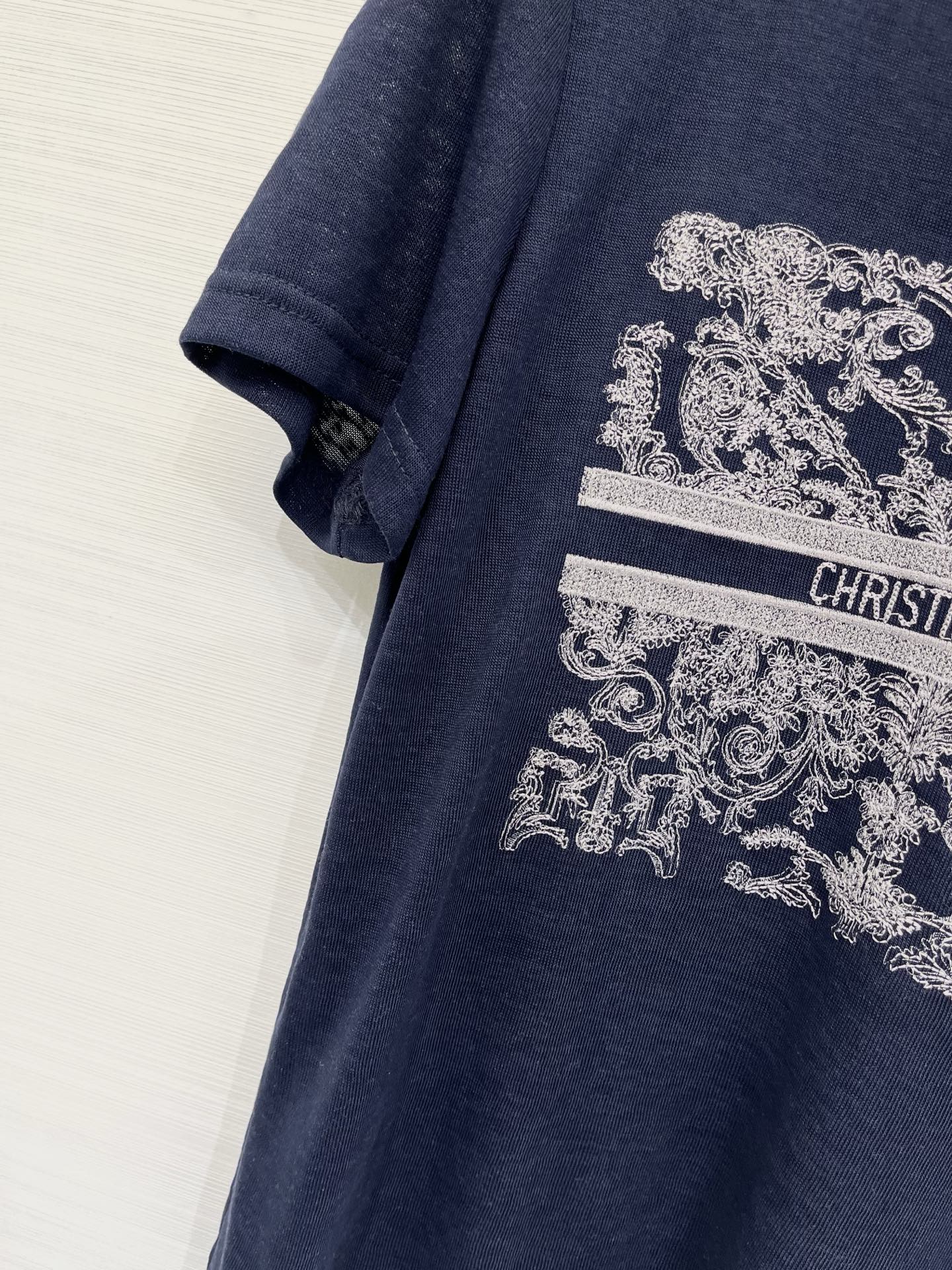「Dior 26夏季新款 绣花丛林Logo短袖T恤」针织棉面料，经典圆领常规版，背后刺绣小蜜蜂设计，通勤