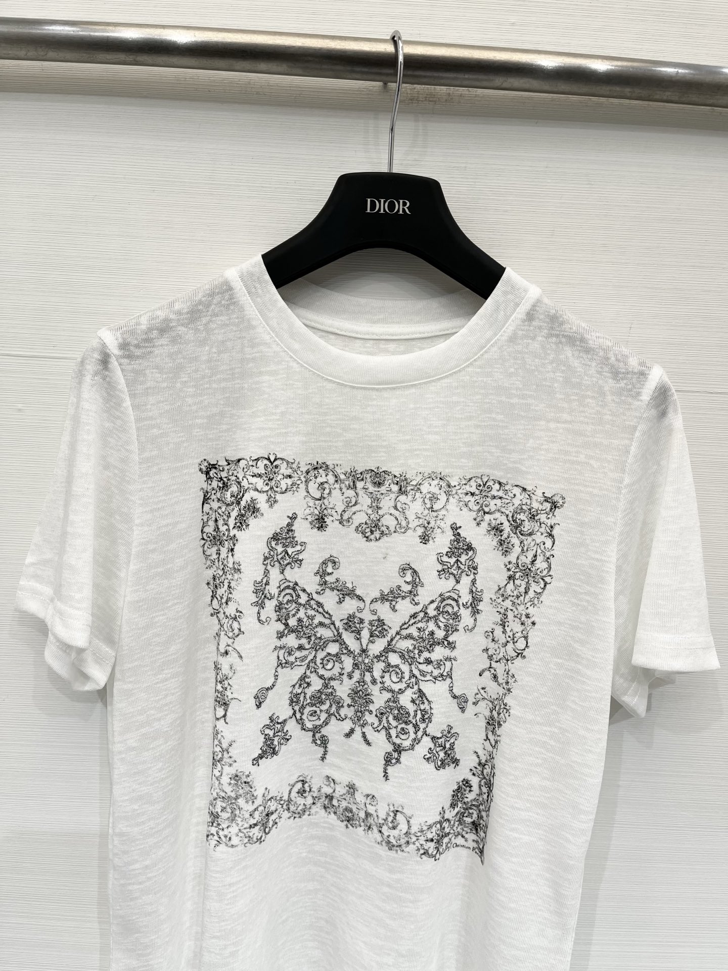 「Dior 26夏季新款 绣花丛林Logo短袖T恤」针织棉面料，经典圆领常规版，背后刺绣小蜜蜂设计，通勤