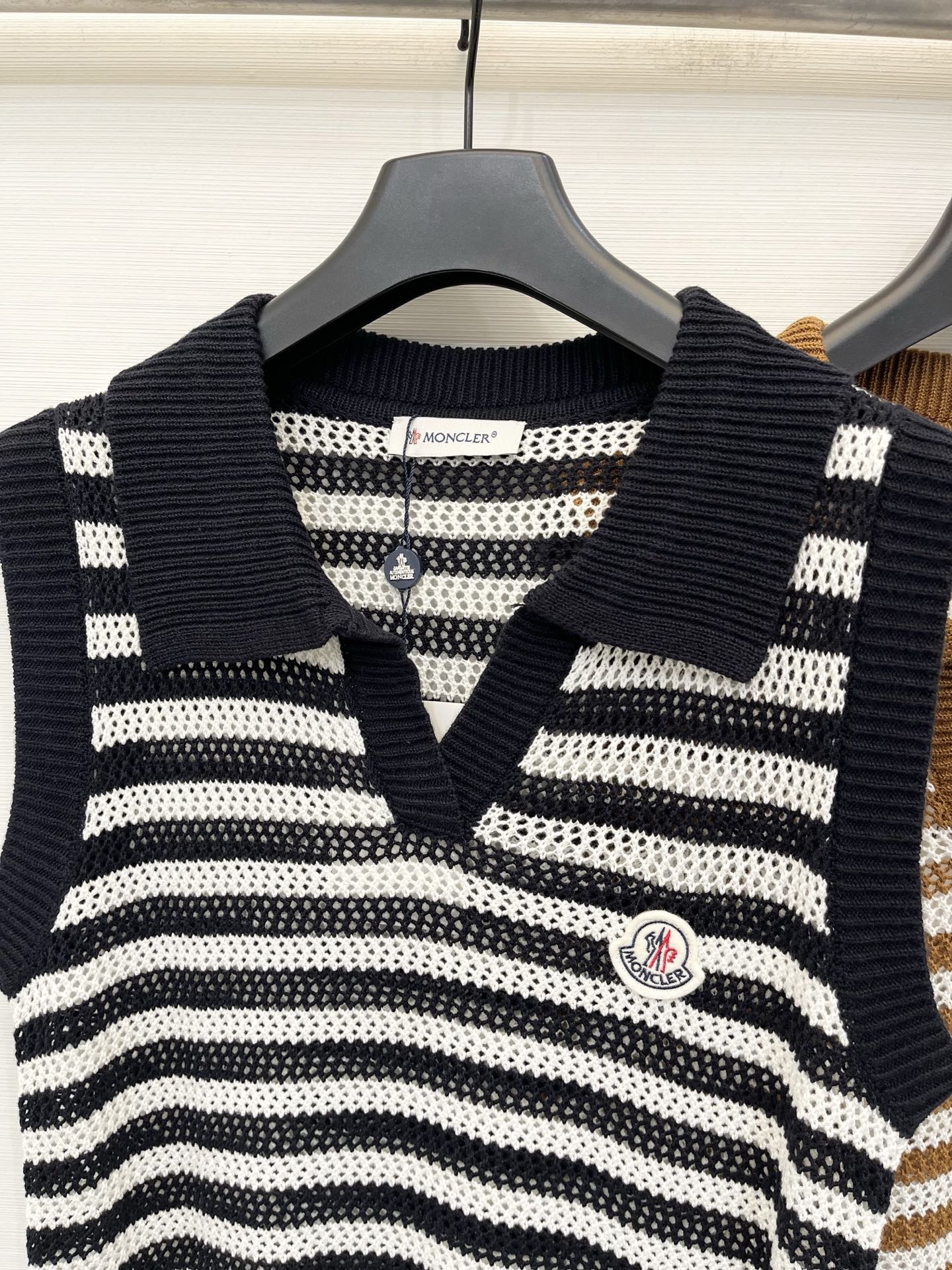 Moncler 26夏季新款 条纹镂空Polo领背心 Logo图案修饰点缀 上身高级氛围感🈵️🈵️ 两色
