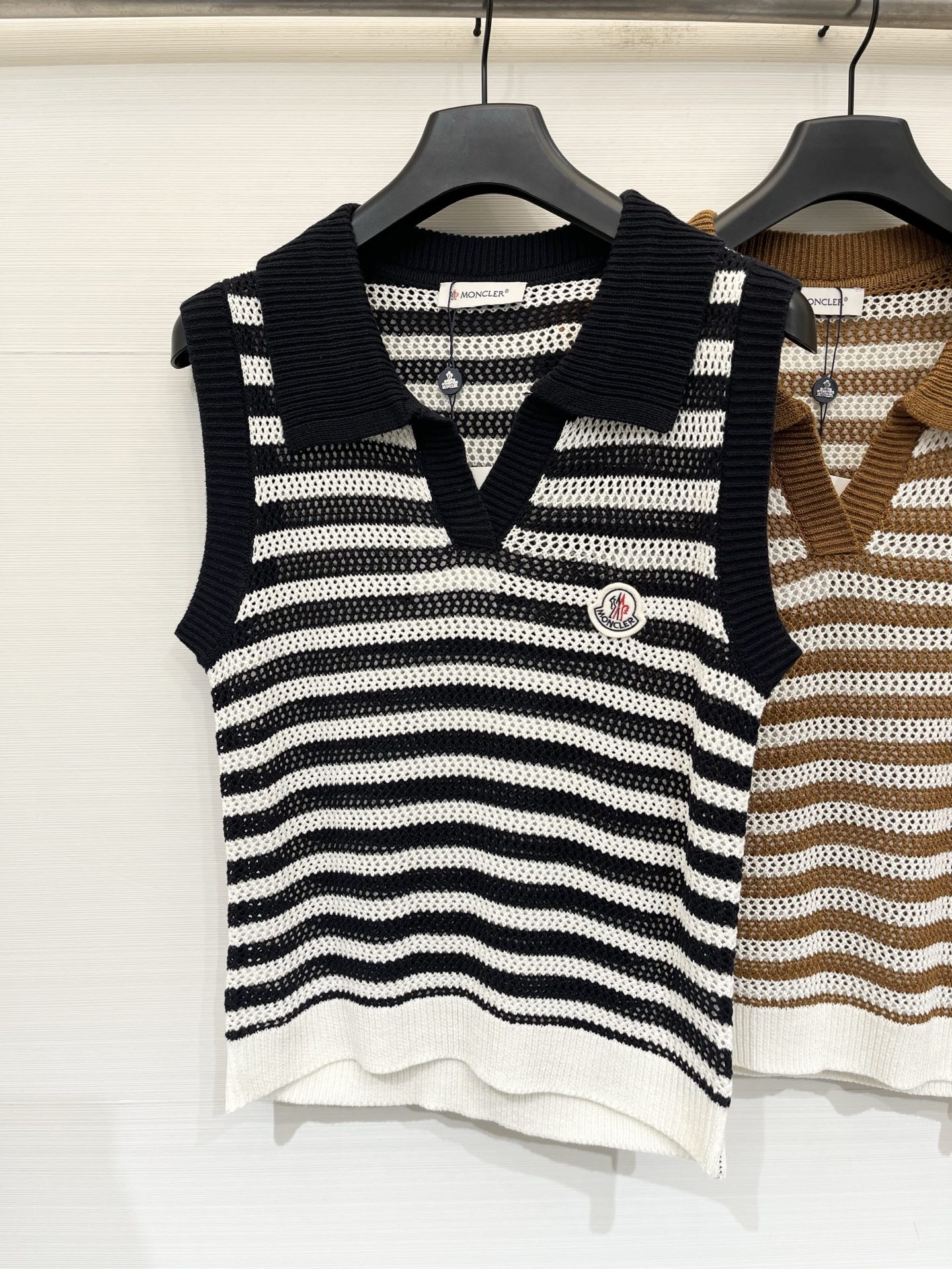 Moncler 26夏季新款 条纹镂空Polo领背心 Logo图案修饰点缀 上身高级氛围感🈵️🈵️ 两色