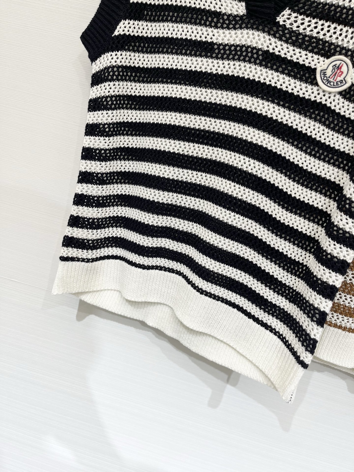 Moncler 26夏季新款 条纹镂空Polo领背心 Logo图案修饰点缀 上身高级氛围感🈵️🈵️ 两色