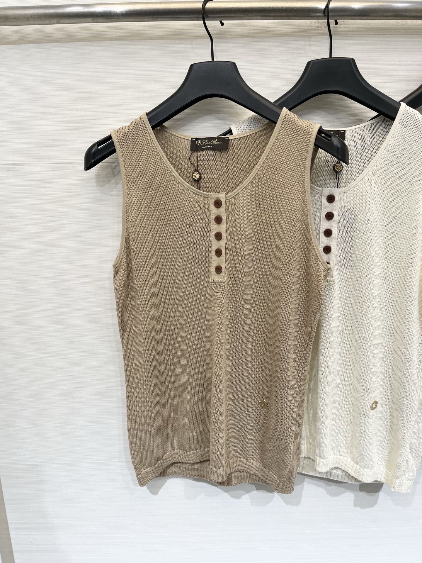 Loro piana 26夏季新款 圆领半开领针织背心 Logo图案修饰点缀 上身高级氛围感🈵️🈵️ 三
