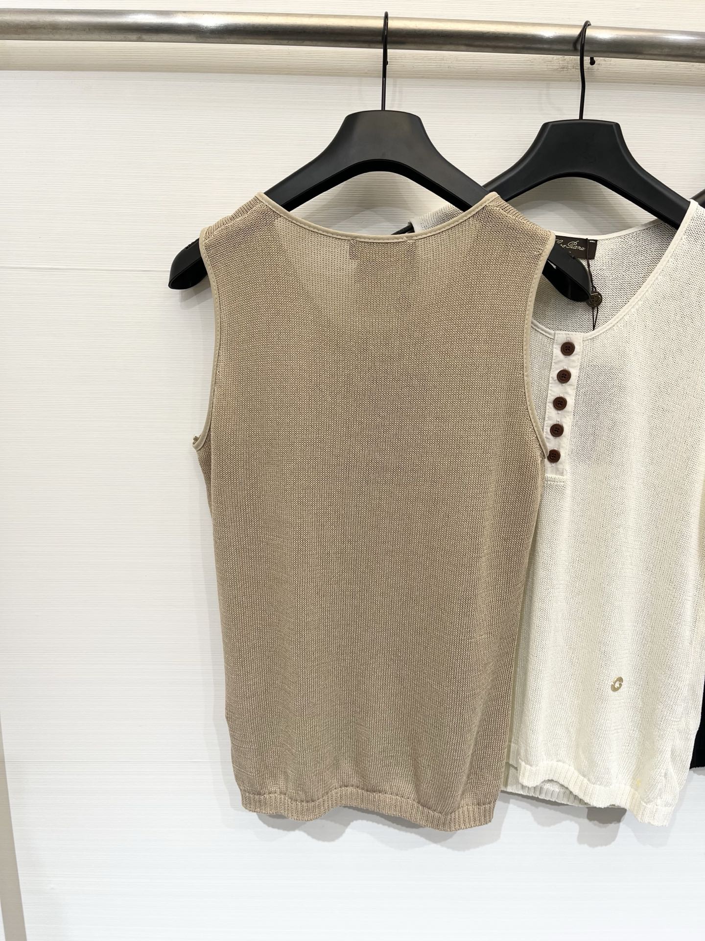 Loro piana 26夏季新款 圆领半开领针织背心 Logo图案修饰点缀 上身高级氛围感🈵️🈵️ 三