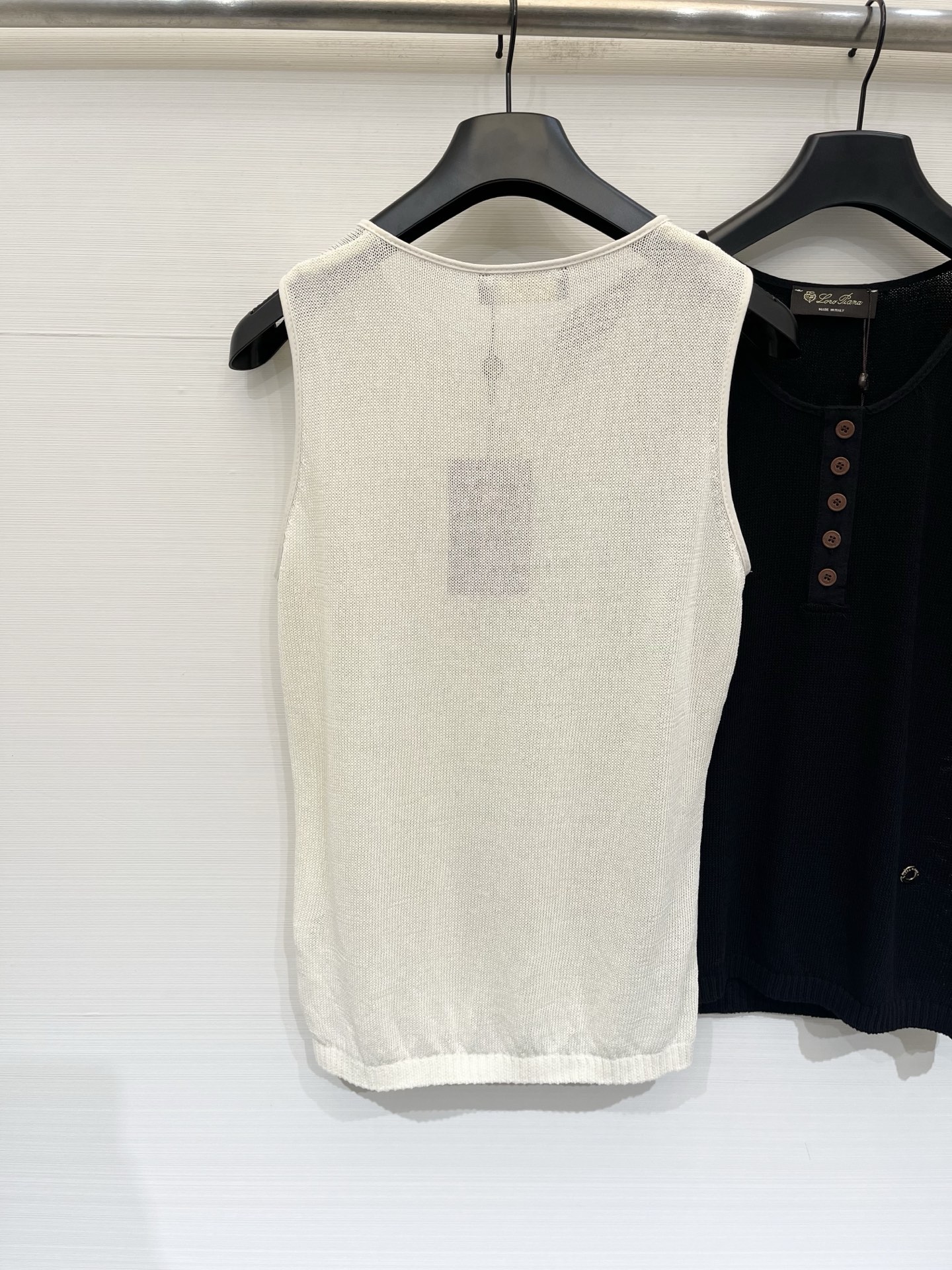 Loro piana 26夏季新款 圆领半开领针织背心 Logo图案修饰点缀 上身高级氛围感🈵️🈵️ 三