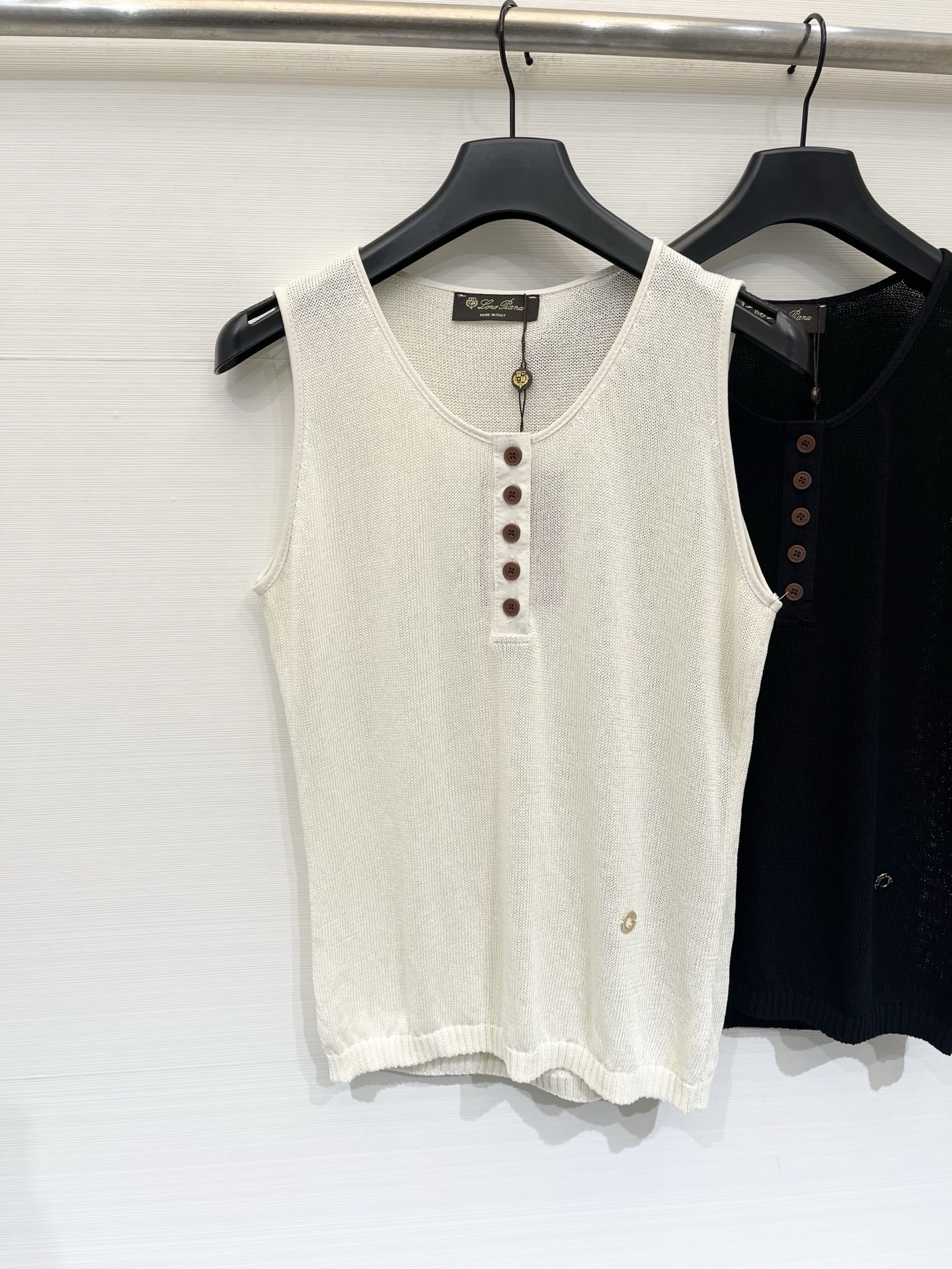Loro piana 26夏季新款 圆领半开领针织背心 Logo图案修饰点缀 上身高级氛围感🈵️🈵️ 三