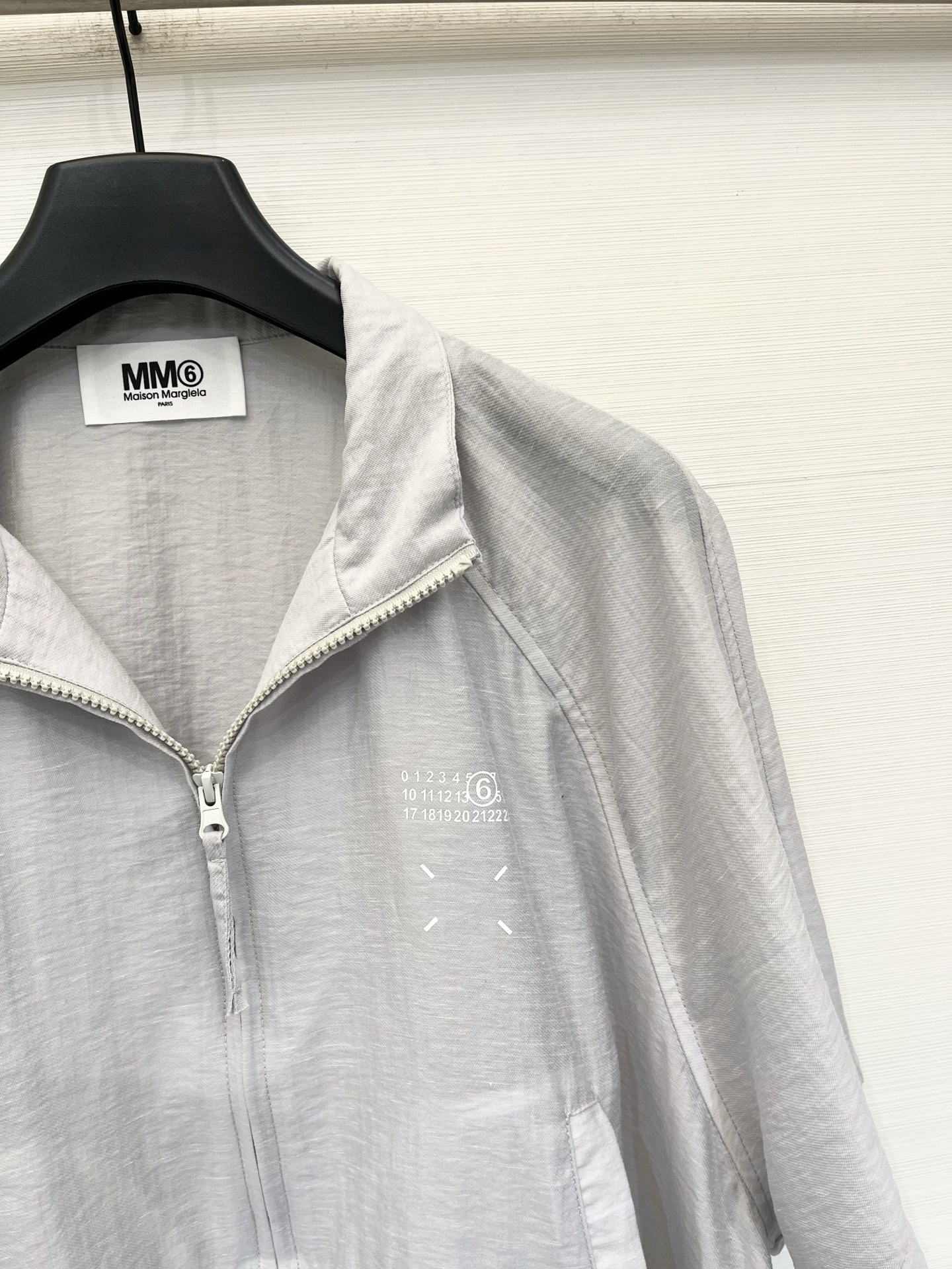 「MM6 短袖防晒外套」透气锦纶肌理面料 轻薄不闷 立领全拉链+可抽绳下摆 蝙蝠阔袖藏肉 左胸品牌数字L