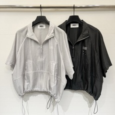 「MM6 短袖防晒外套」透气锦纶肌理面料 轻薄不闷 立领全拉链+可抽绳下摆 蝙蝠阔袖藏肉 左胸品牌数字L 「MM6 短袖防晒外套」透气锦纶肌理面料 轻薄不闷 立领全拉链+可抽绳下摆 蝙蝠阔袖藏肉 左胸品牌数字L
