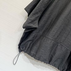「MM6 短袖防晒外套」透气锦纶肌理面料 轻薄不闷 立领全拉链+可抽绳下摆 蝙蝠阔袖藏肉 左胸品牌数字L 「MM6 短袖防晒外套」透气锦纶肌理面料 轻薄不闷 立领全拉链+可抽绳下摆 蝙蝠阔袖藏肉 左胸品牌数字L