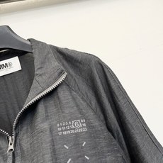 「MM6 短袖防晒外套」透气锦纶肌理面料 轻薄不闷 立领全拉链+可抽绳下摆 蝙蝠阔袖藏肉 左胸品牌数字L 「MM6 短袖防晒外套」透气锦纶肌理面料 轻薄不闷 立领全拉链+可抽绳下摆 蝙蝠阔袖藏肉 左胸品牌数字L