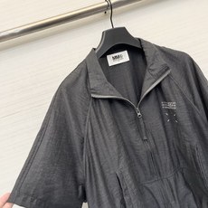 「MM6 短袖防晒外套」透气锦纶肌理面料 轻薄不闷 立领全拉链+可抽绳下摆 蝙蝠阔袖藏肉 左胸品牌数字L 「MM6 短袖防晒外套」透气锦纶肌理面料 轻薄不闷 立领全拉链+可抽绳下摆 蝙蝠阔袖藏肉 左胸品牌数字L
