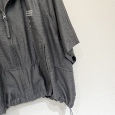 「MM6 短袖防晒外套」透气锦纶肌理面料 轻薄不闷 立领全拉链+可抽绳下摆 蝙蝠阔袖藏肉 左胸品牌数字L 「MM6 短袖防晒外套」透气锦纶肌理面料 轻薄不闷 立领全拉链+可抽绳下摆 蝙蝠阔袖藏肉 左胸品牌数字L