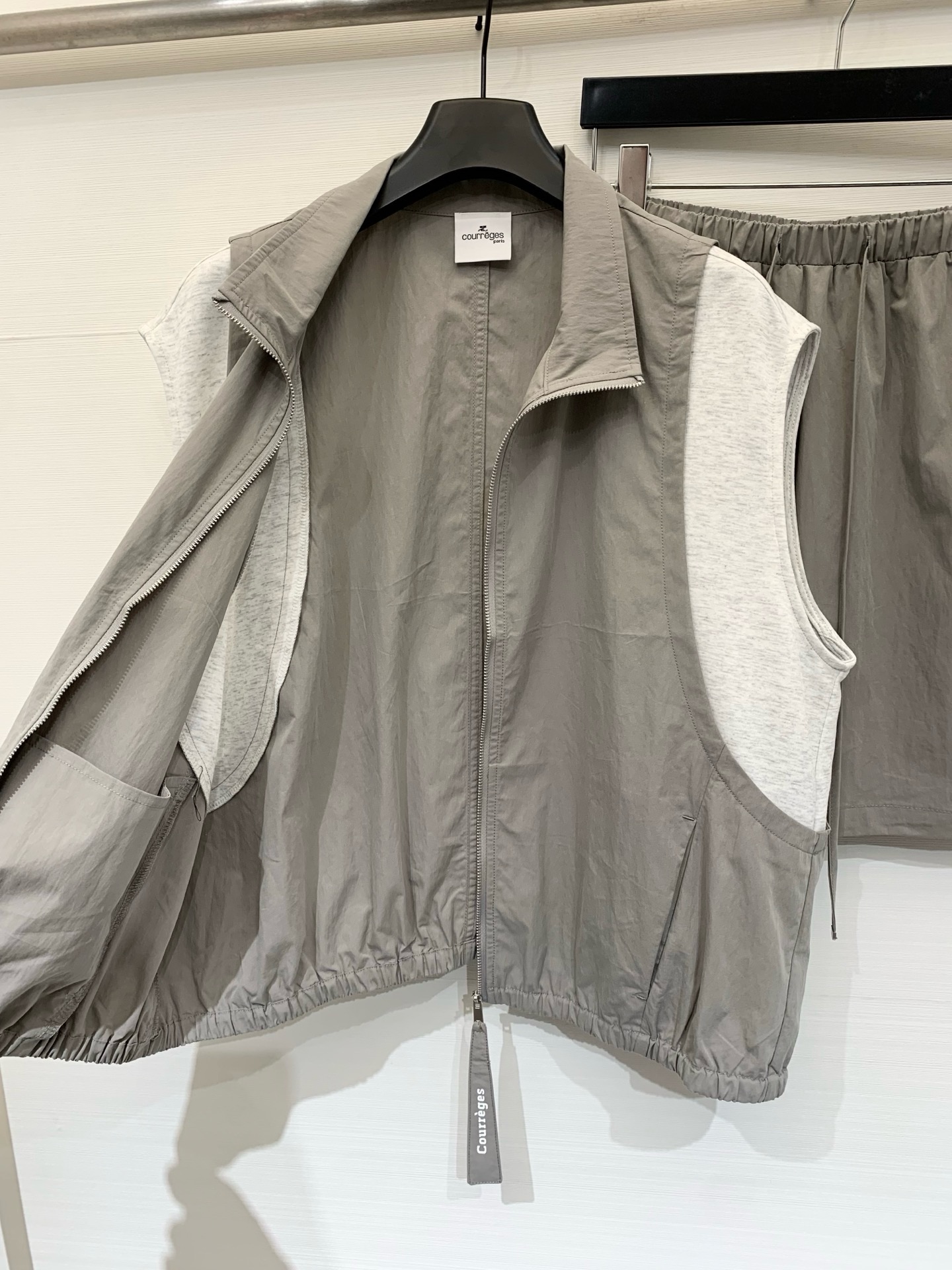 Courrèges 26春夏新款 拼接撞色马甲半裙套装，尼龙+纯棉拼接工艺，既防晒又休闲，松紧下摆设计，