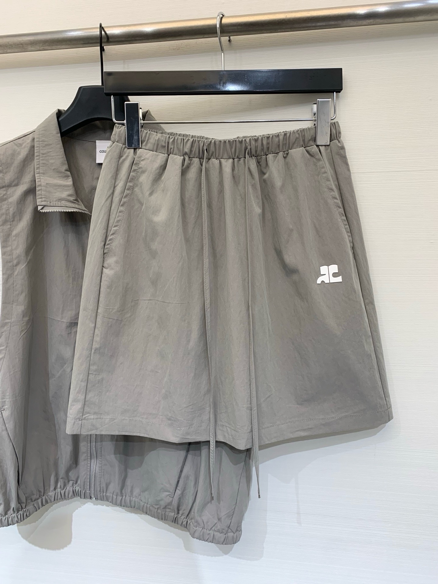 Courrèges 26春夏新款 拼接撞色马甲半裙套装，尼龙+纯棉拼接工艺，既防晒又休闲，松紧下摆设计，